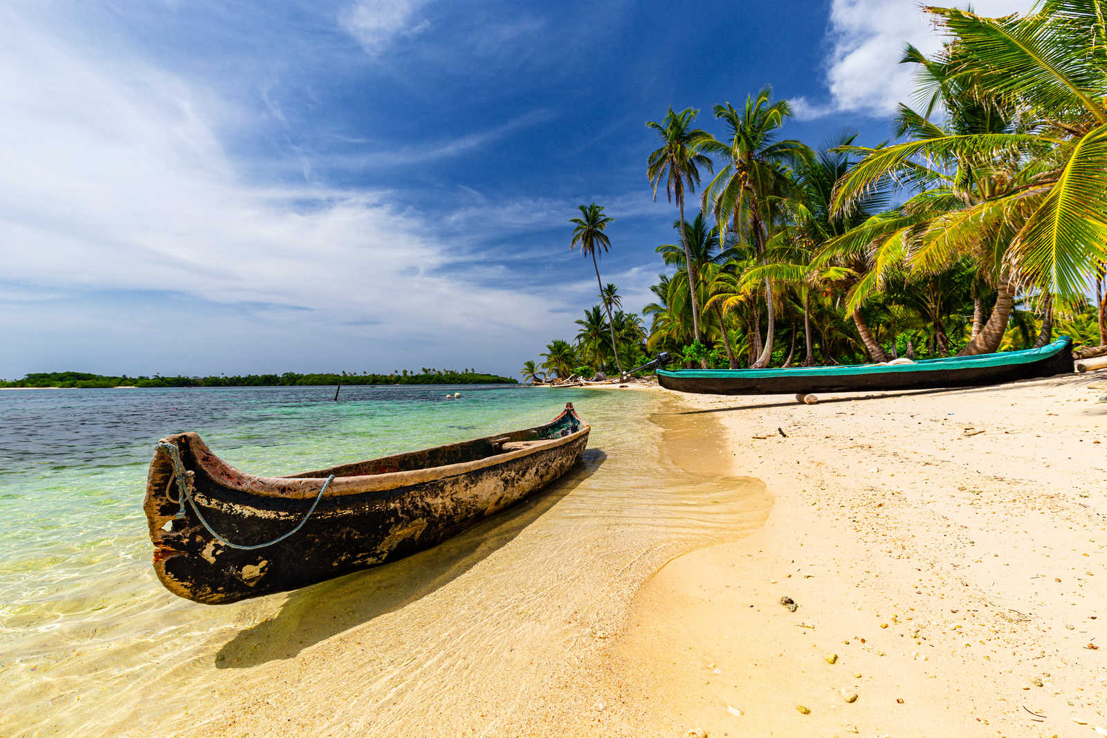 Pirogues sur une plage de l'archipel des San Blas © Daniel