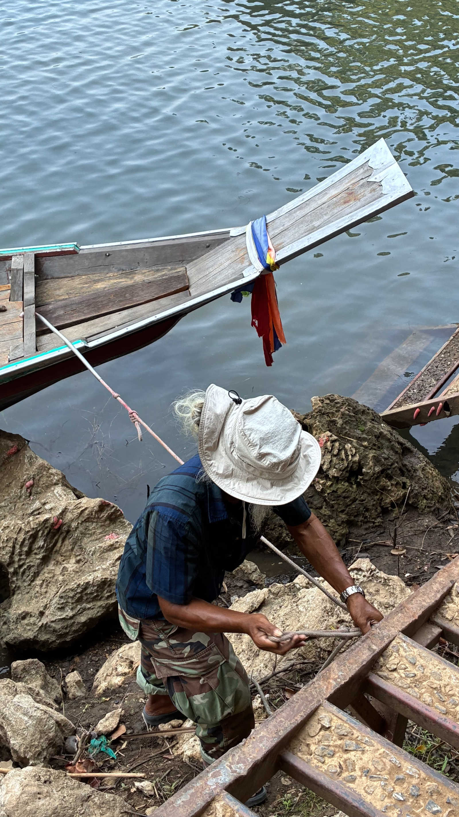 Piroguier sur le lac Cheow Lan en Thaïlande © Couturier Aline