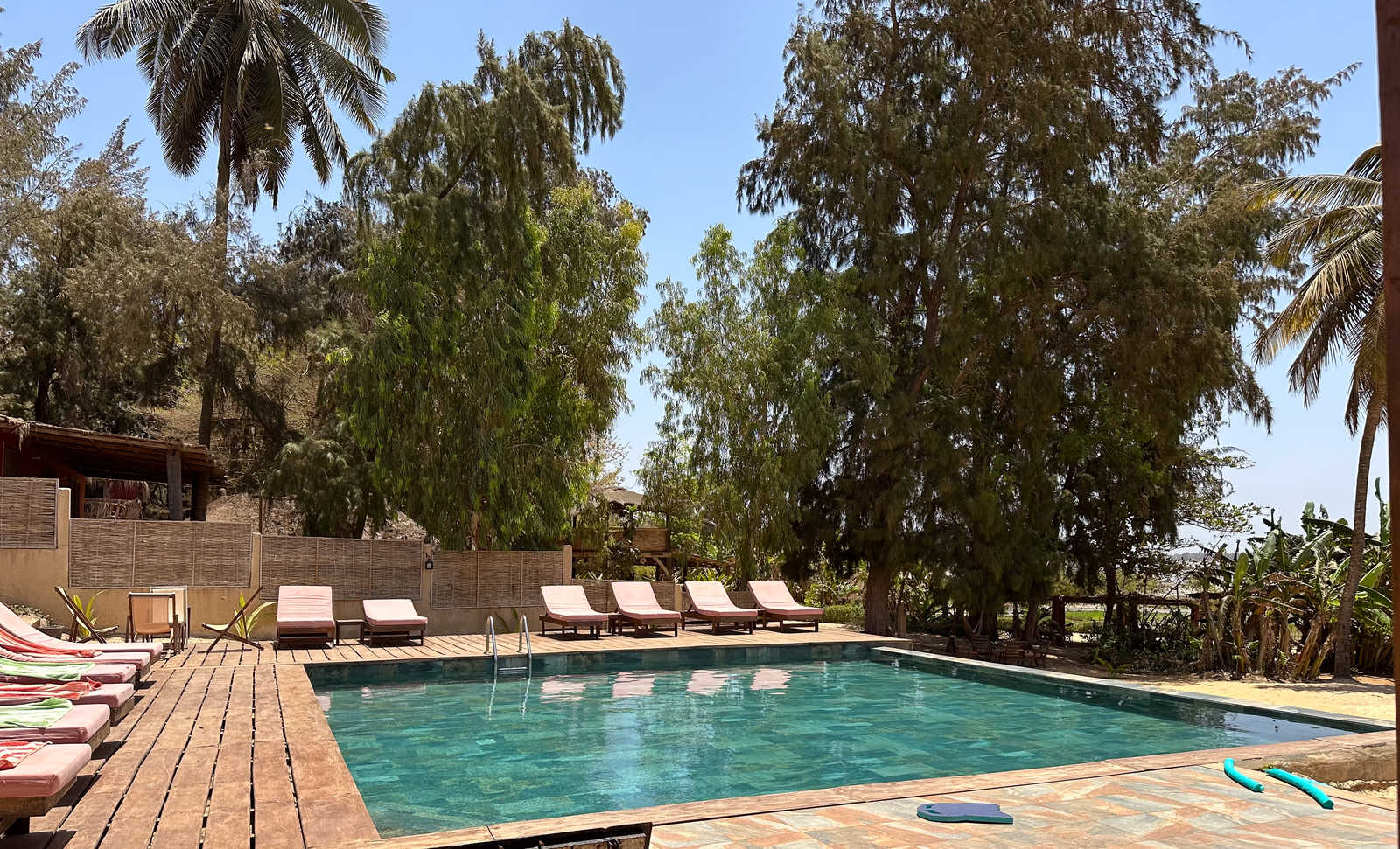 Piscine du gîte du lac Rose au Sénégal © Geny Alice