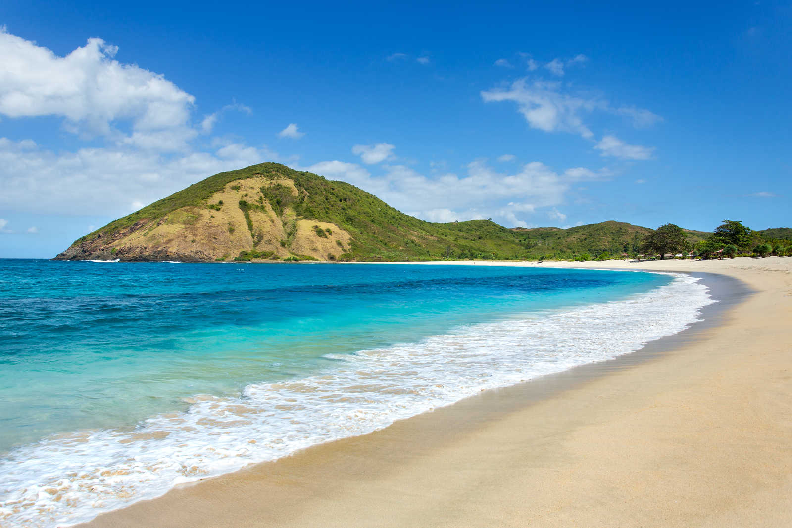 Plage de sable de Long Kuta, Lombok, Indonésie © Mazur Travel