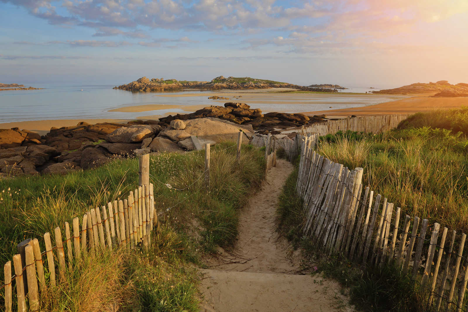 Plage de Tregastel sur la côte de Granit rose, Bretagne © Marie Sacha