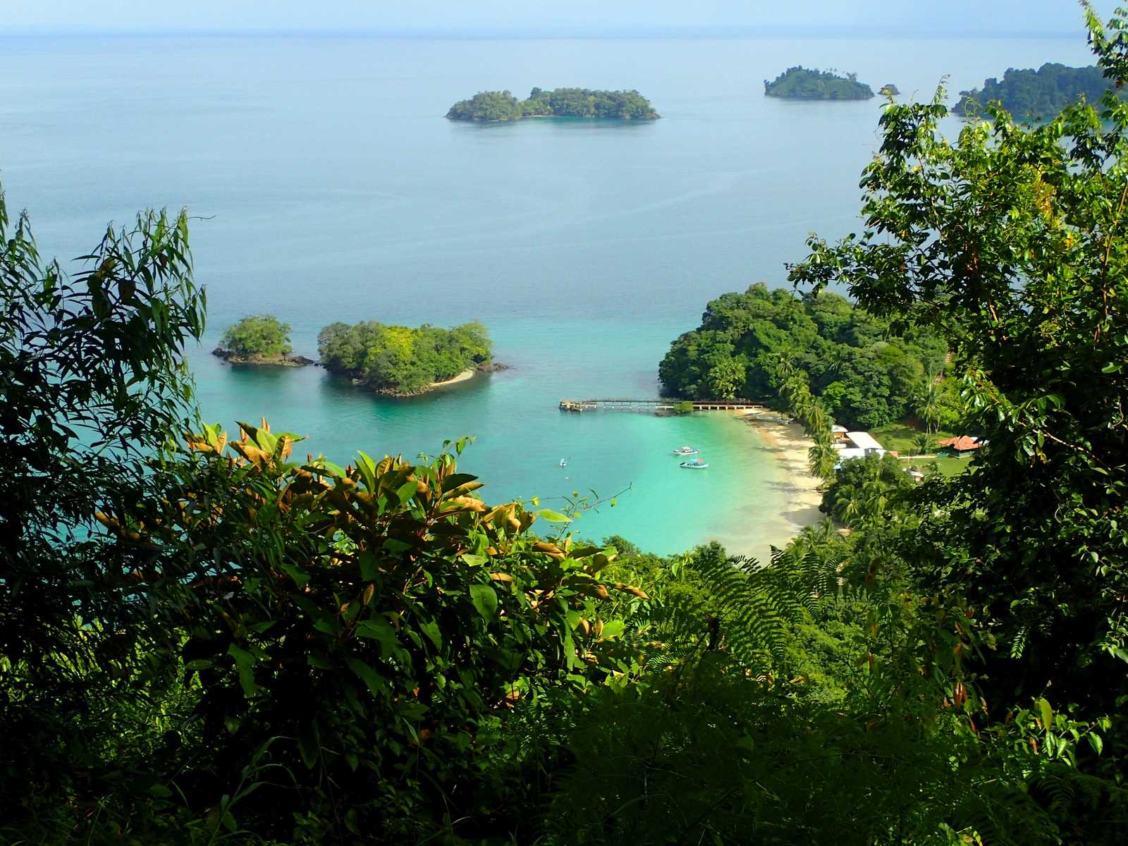 Plage paradisiaque sur lîle de Coiba © Notsunami