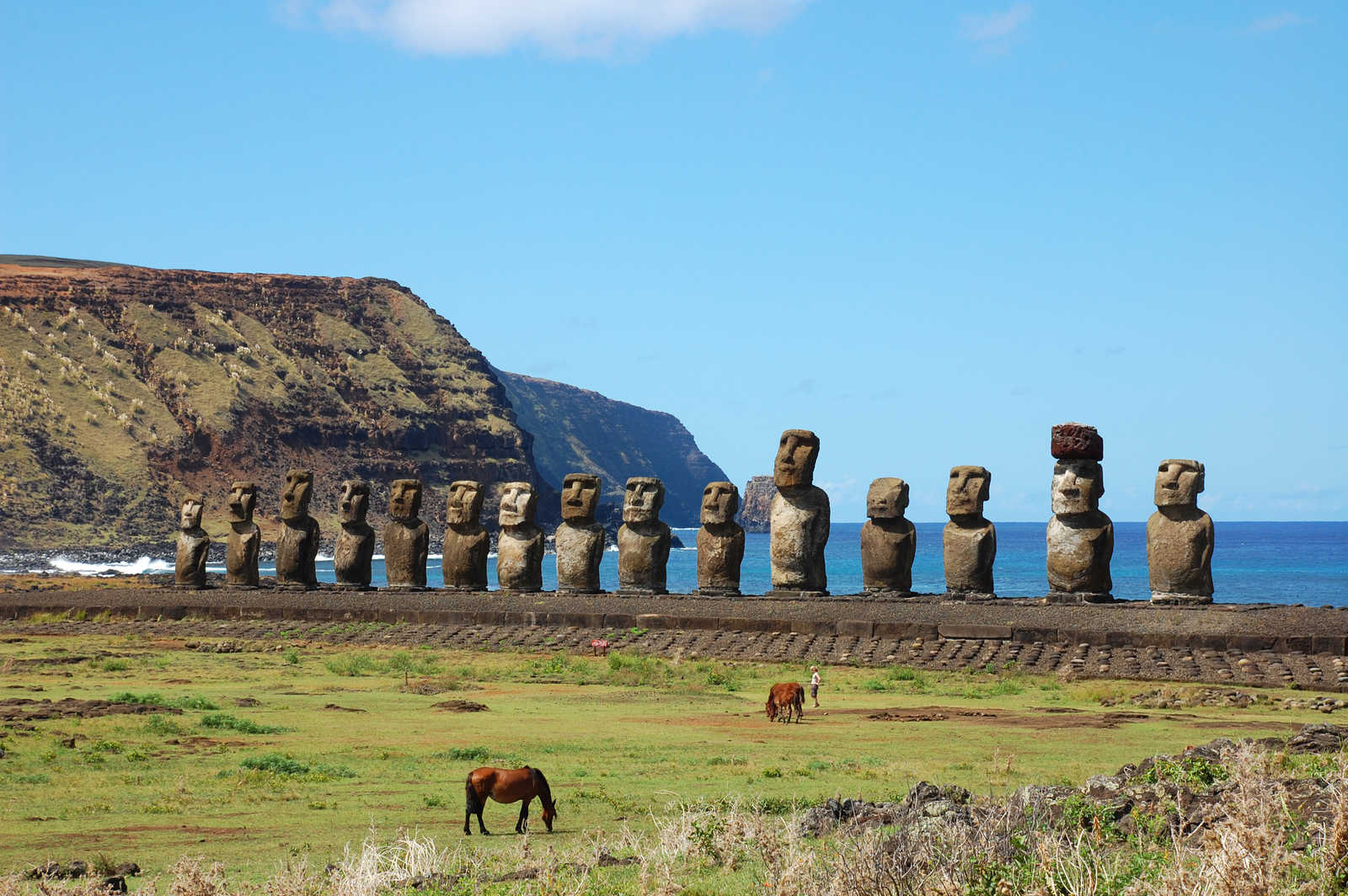 plusieurs moai à Ahu Tongariki sur l'ile de Paques © Modestlife