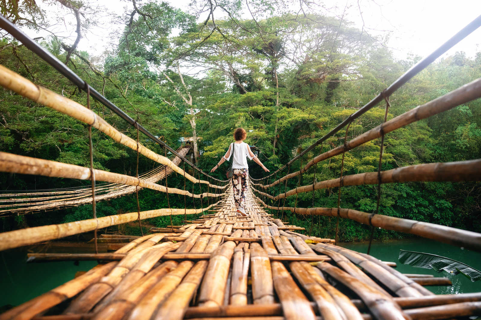 Pont de bois sur la rivière Loboc © Bortnikau