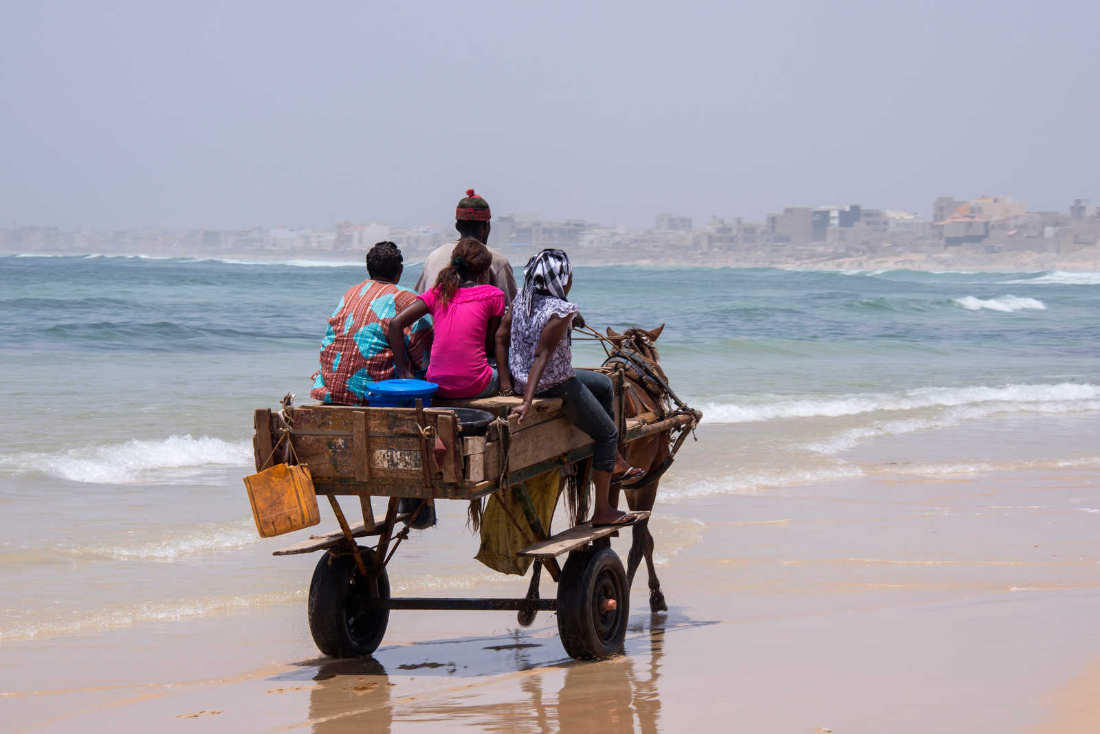 population locale sur une place au sénégal © Adobestock
