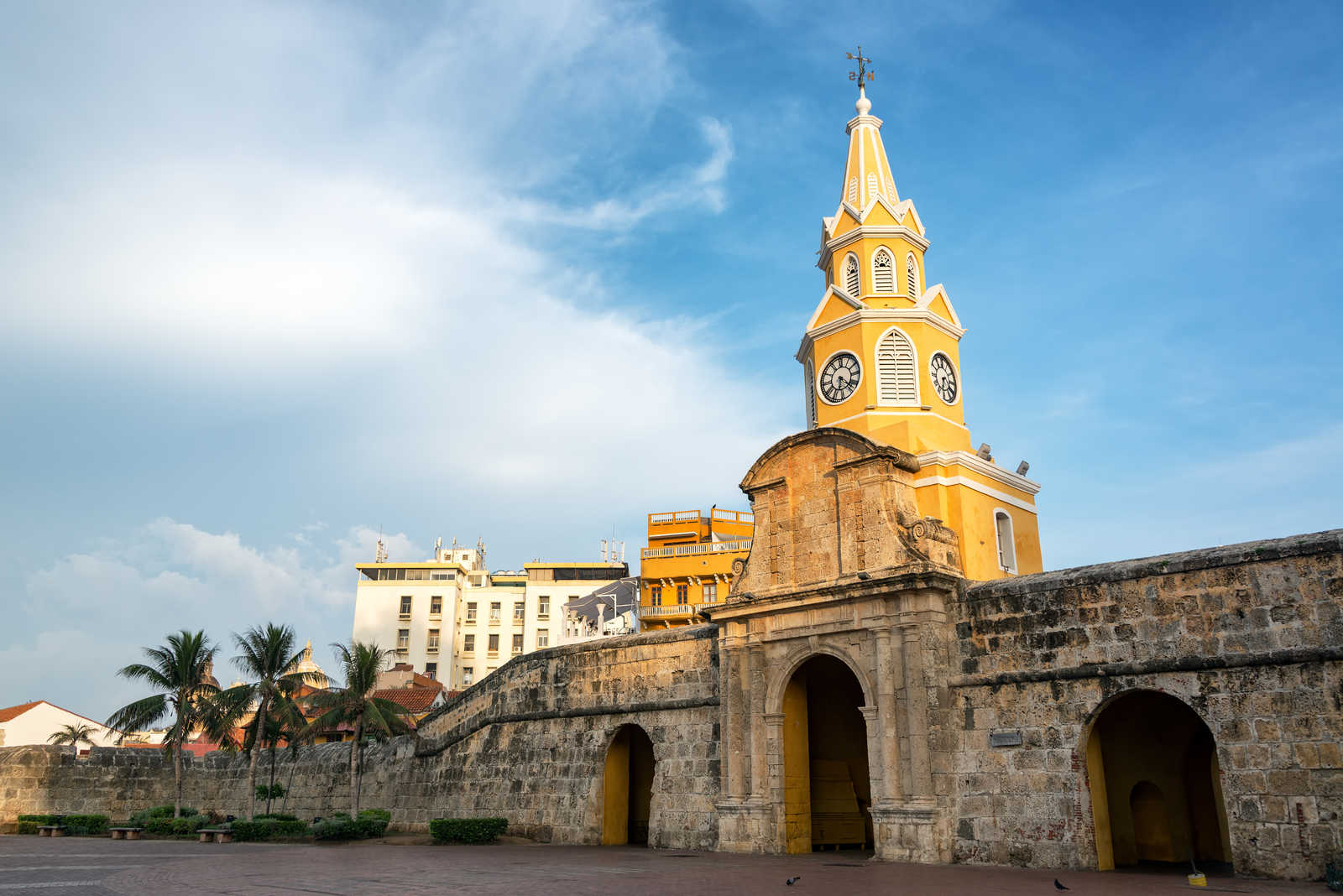 Porte historique de la tour de l'horloge à Cathagène en Colombie © Jkraft5