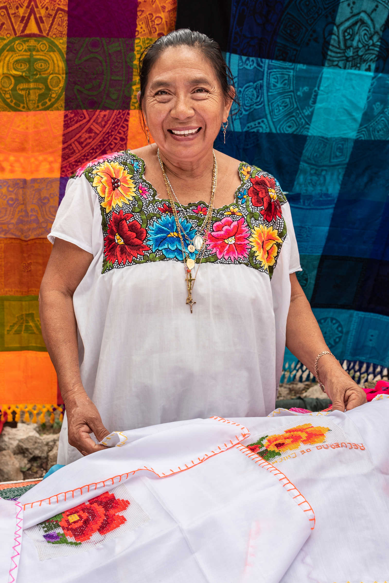 Portrait d'une femme maya dans le Yucatan, spécialisée dans la broderie de vêtements au Mexique © Lrafael