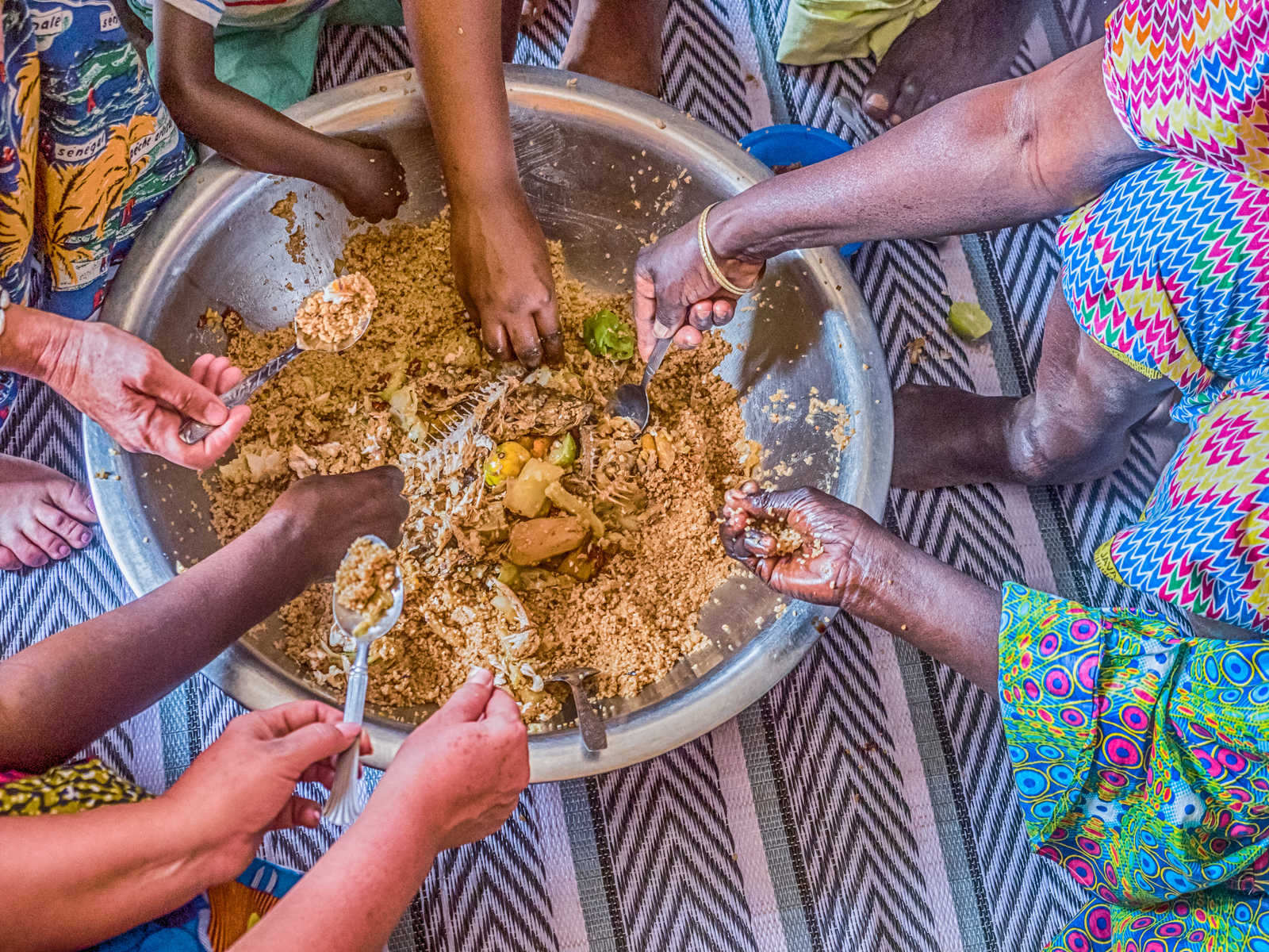 Préparation d'un plat typique avec la population locale au Sénégal © Mirek