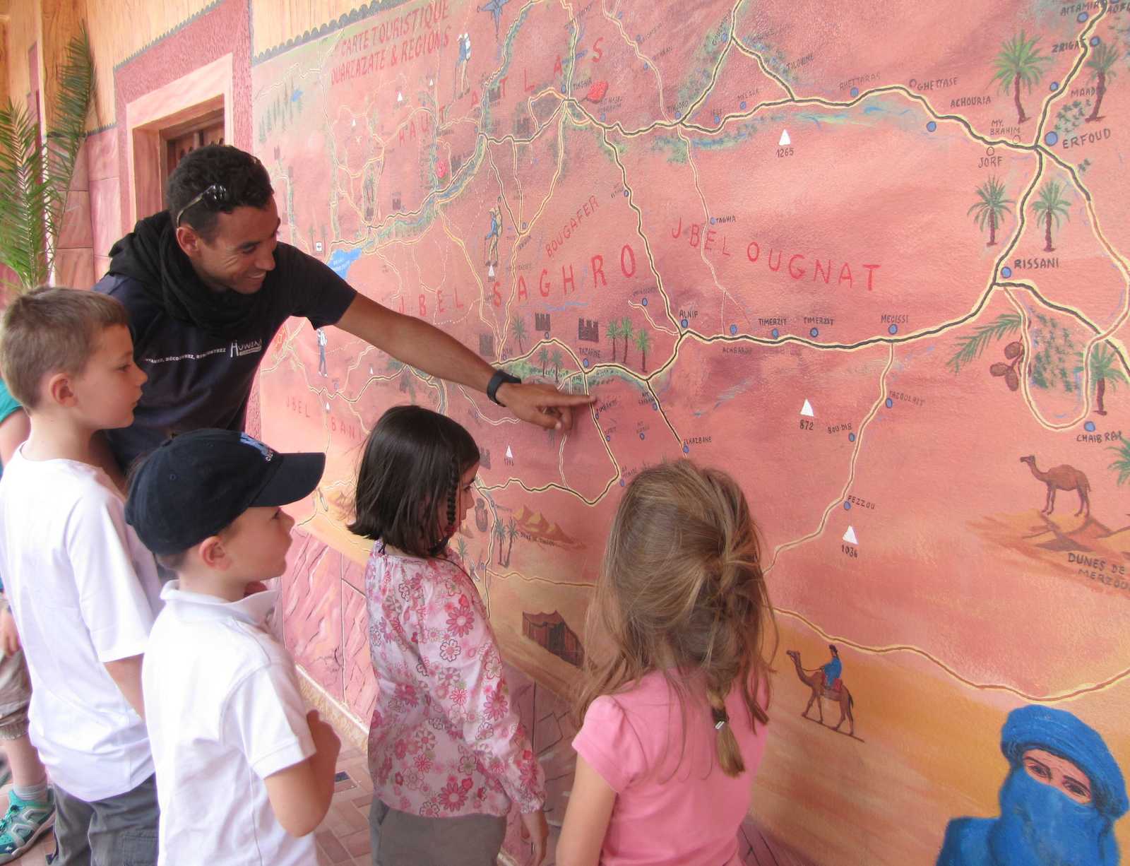 Présentation du Sud Maroc aux enfants © Martin Laprade Nicolas