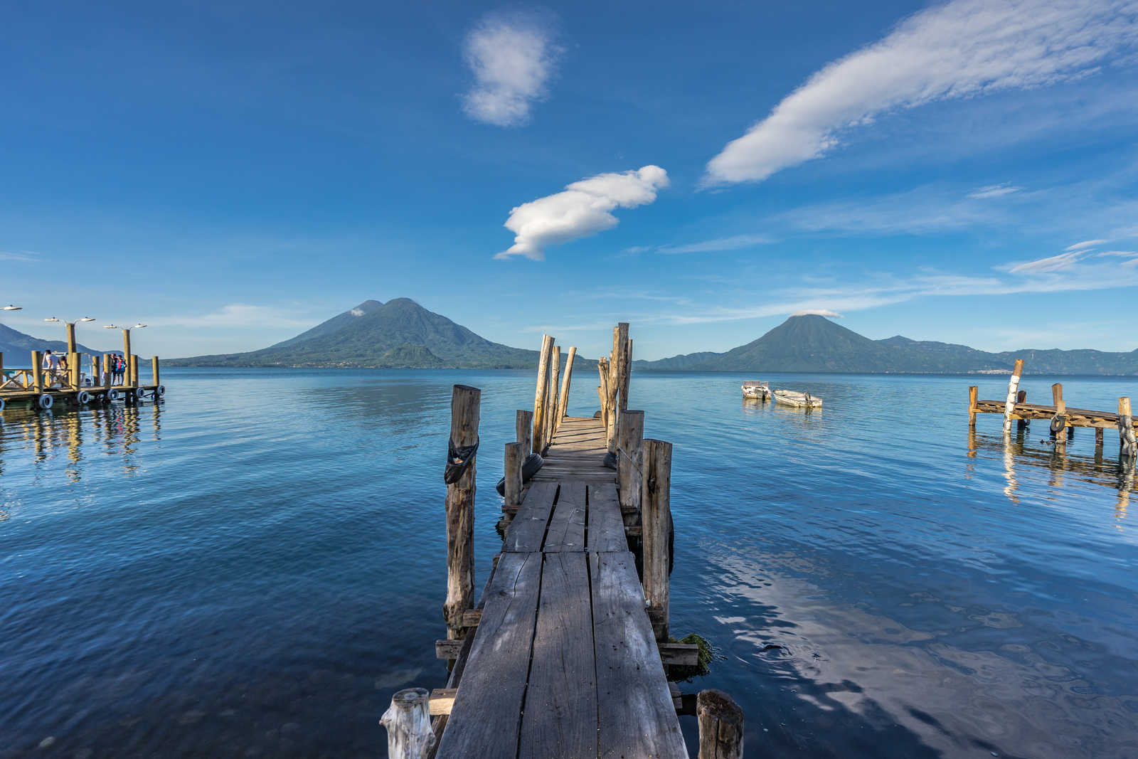 quais et bateaux sur le lac Atitlan au Guatemala © Roberto