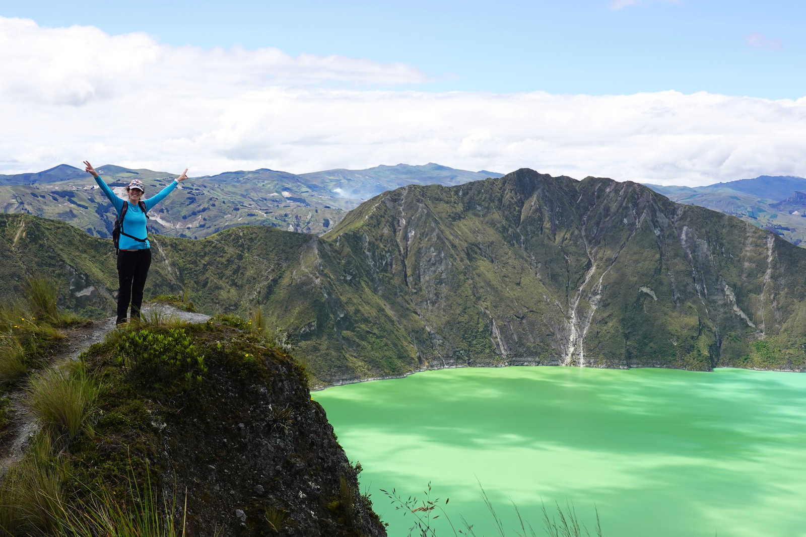 Quilotoa et randonneuse en Equateur © Barbier Audrey