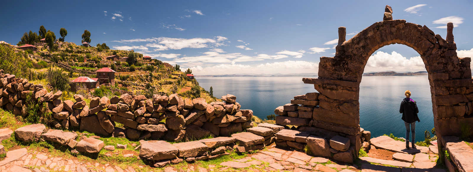 Randonnée au bord du lac Titicaca au Pérou © Matthew