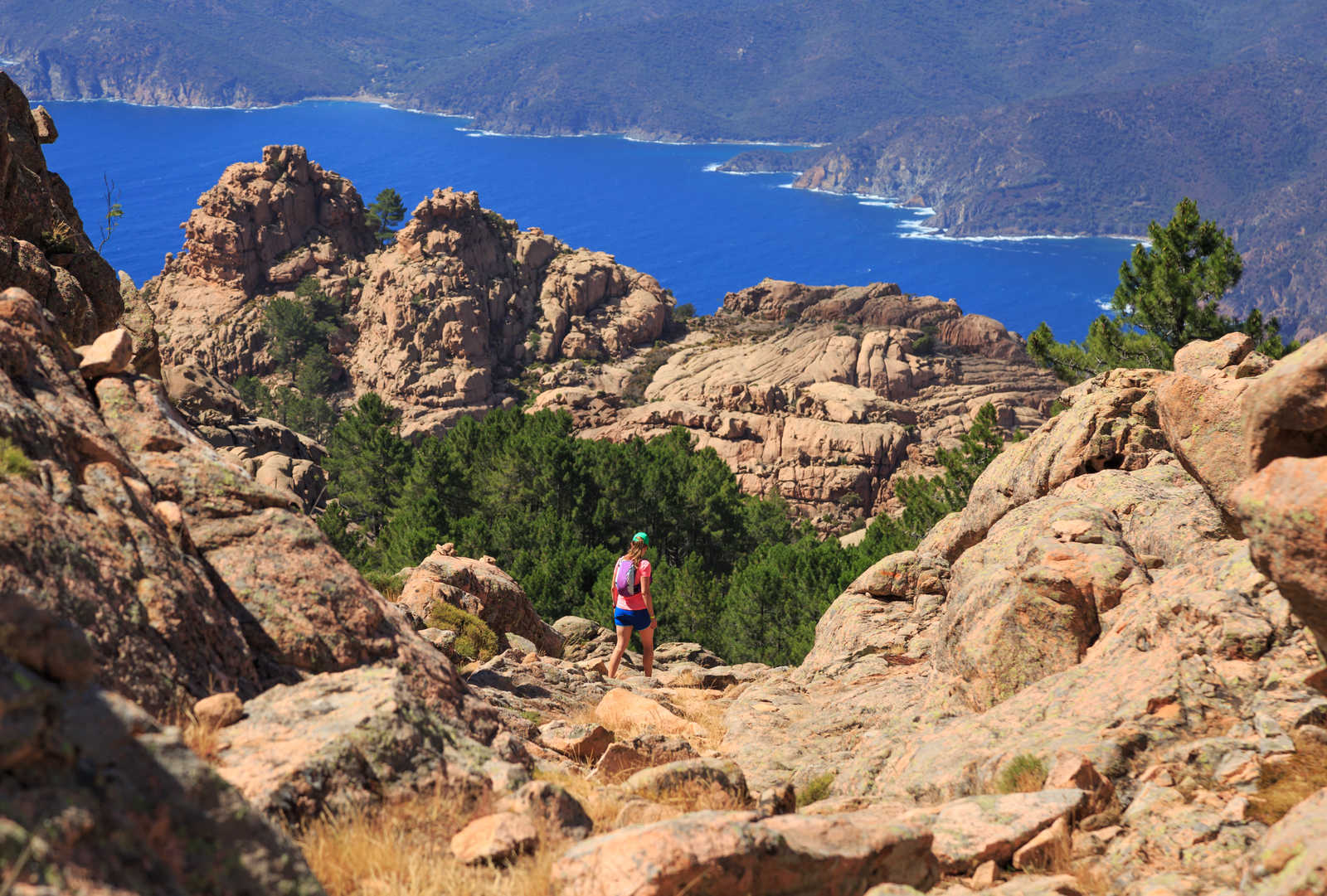 Randonnée au dessus du golfe de Porto, Corse © Sanderstock
