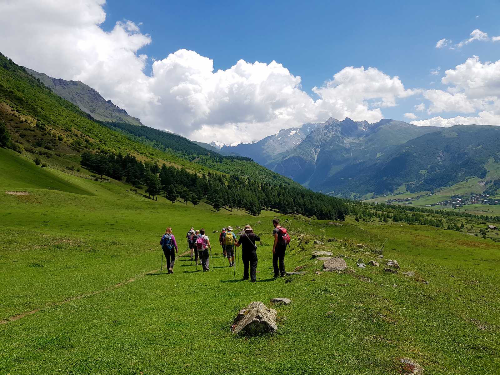 Randonnée aux pieds des montagnes de Svanétie en Géorgie © Shakya Rajeev