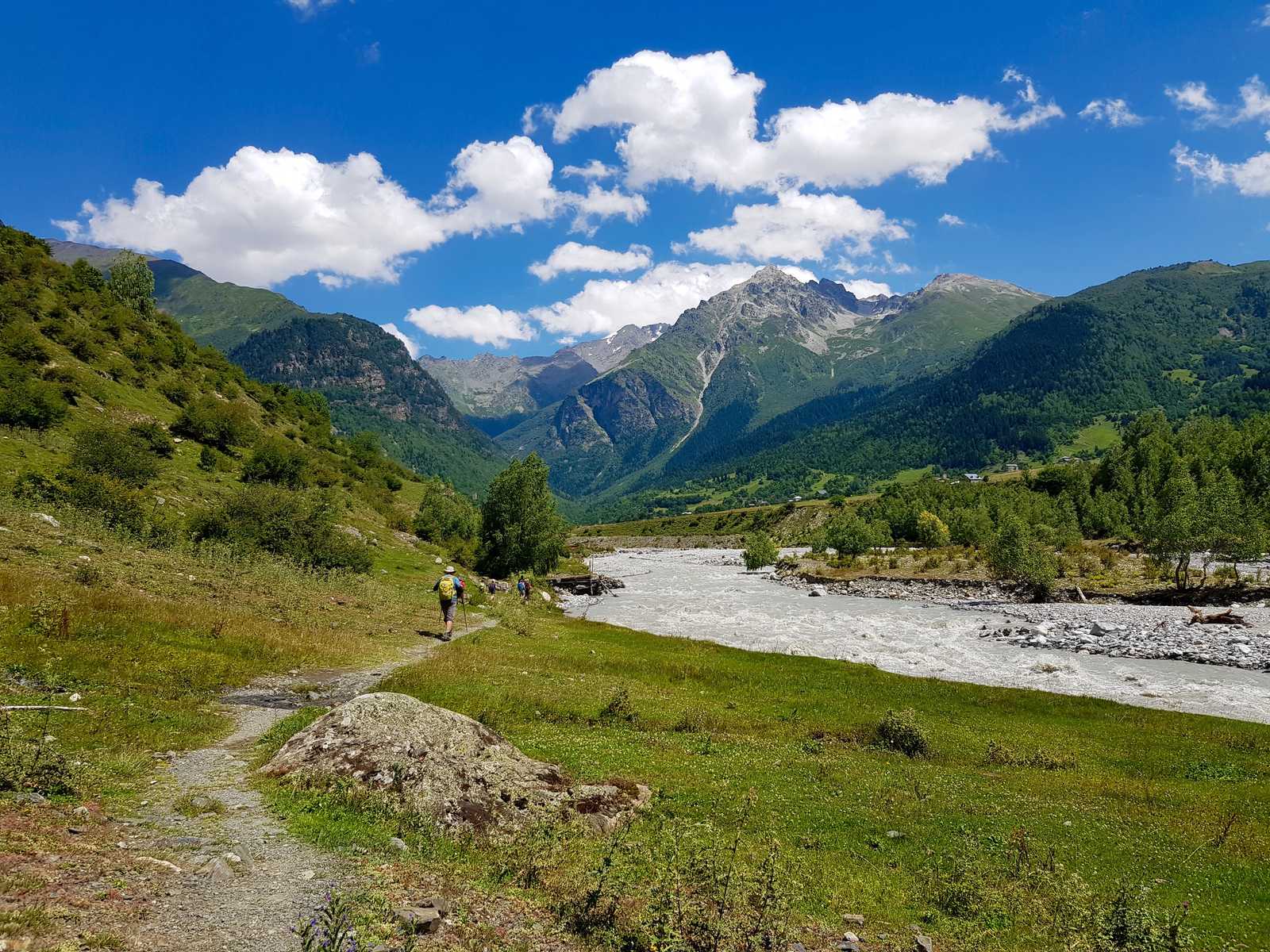 Randonnée aux pieds des montagnes de Svanétie en Géorgie © Shakya Rajeev