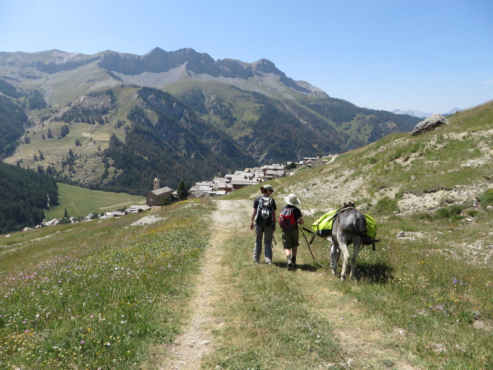 randonnée avec un âne dans le queyras © Destination Queyras