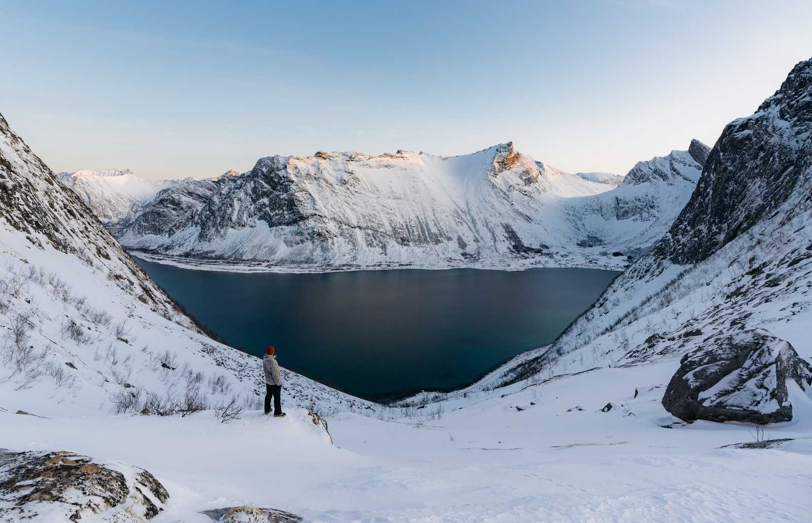 Randonnée dans la neige des fjords