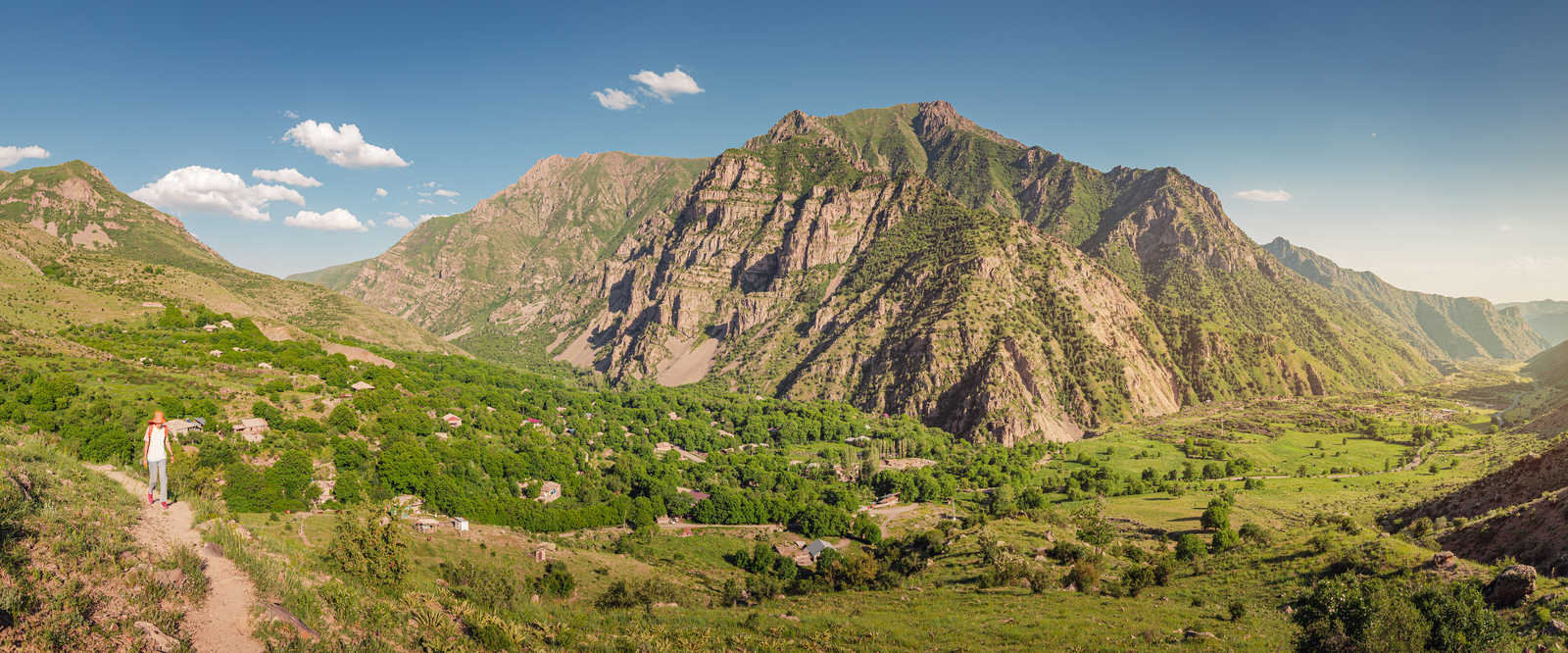 Randonnée dans le montagnes vers la forteresse de Smbataberd © Ednurg