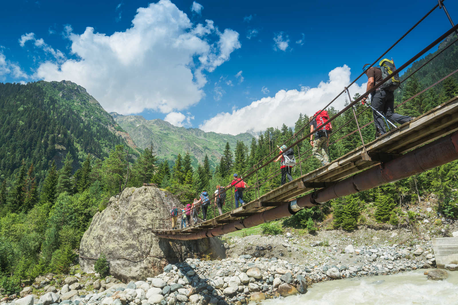 Randonnée dans les montagnes caucasienne en Géorgie © Bashkatov