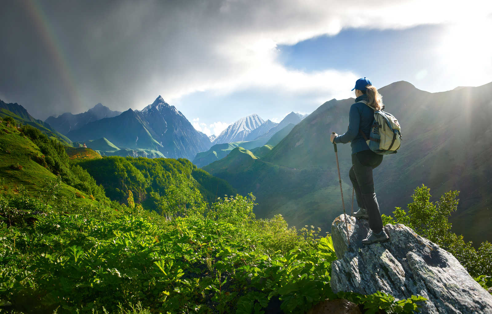 Randonnée dans les montagnes caucasienne en Géorgie © Soft_Light