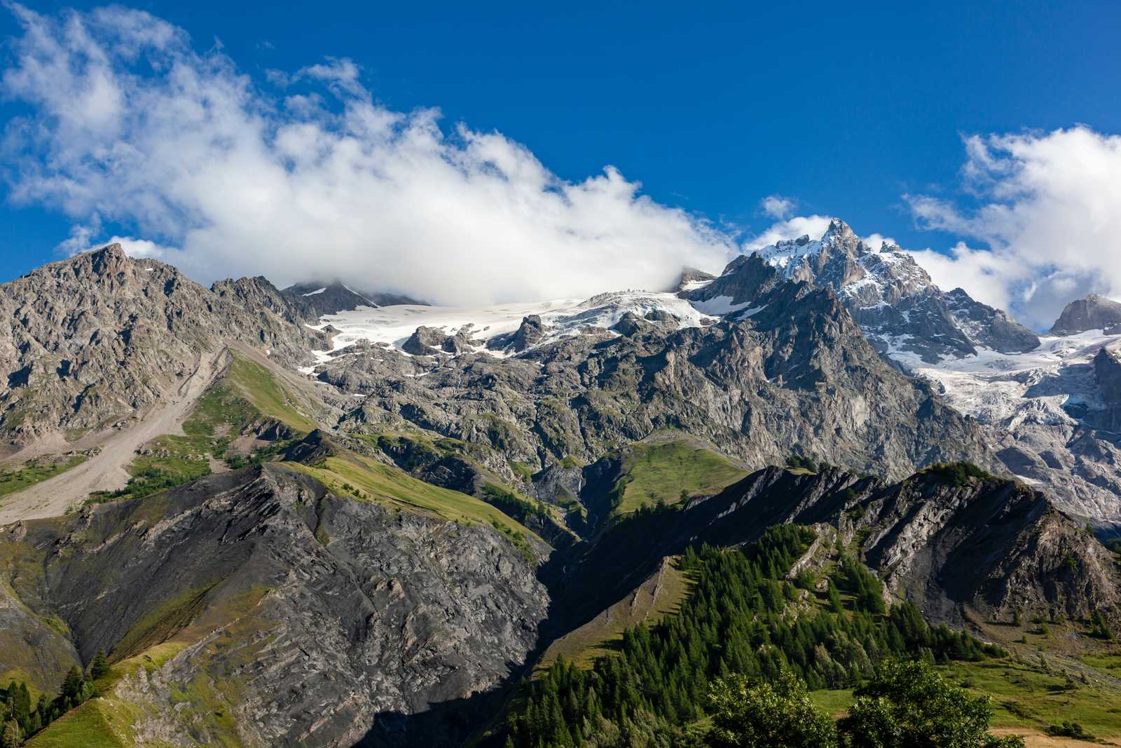 Randonnée face aux glaciers des Ecrins © D'andrea Paolo