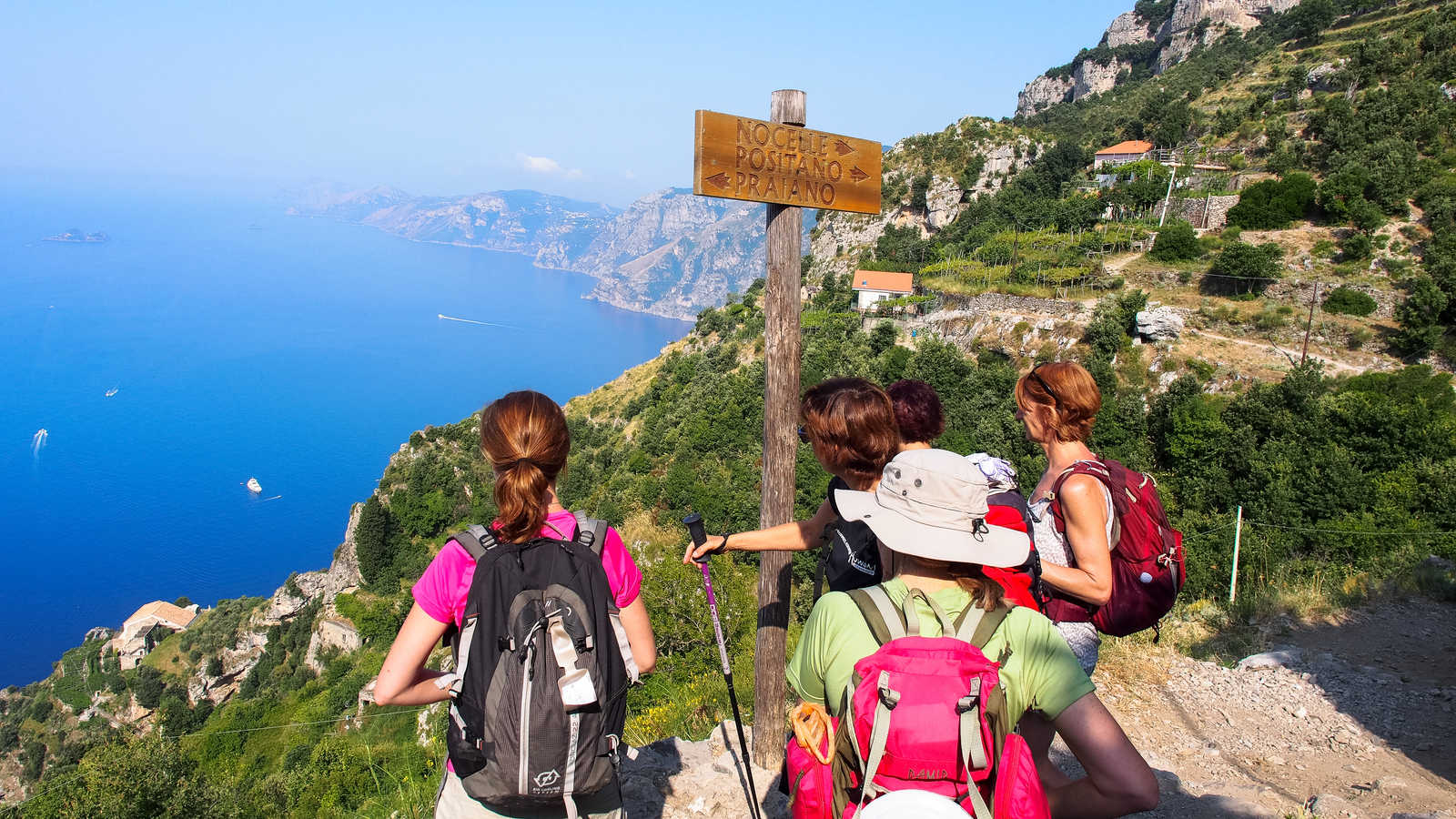 Randonneur sur le sentier des Dieux, Côte Amalfitaine en Italie © Jadot Audrey