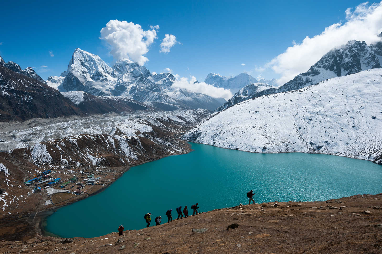 Randonnée surplombant le lac Gokyo © Ykumsri - Adobe Stock
