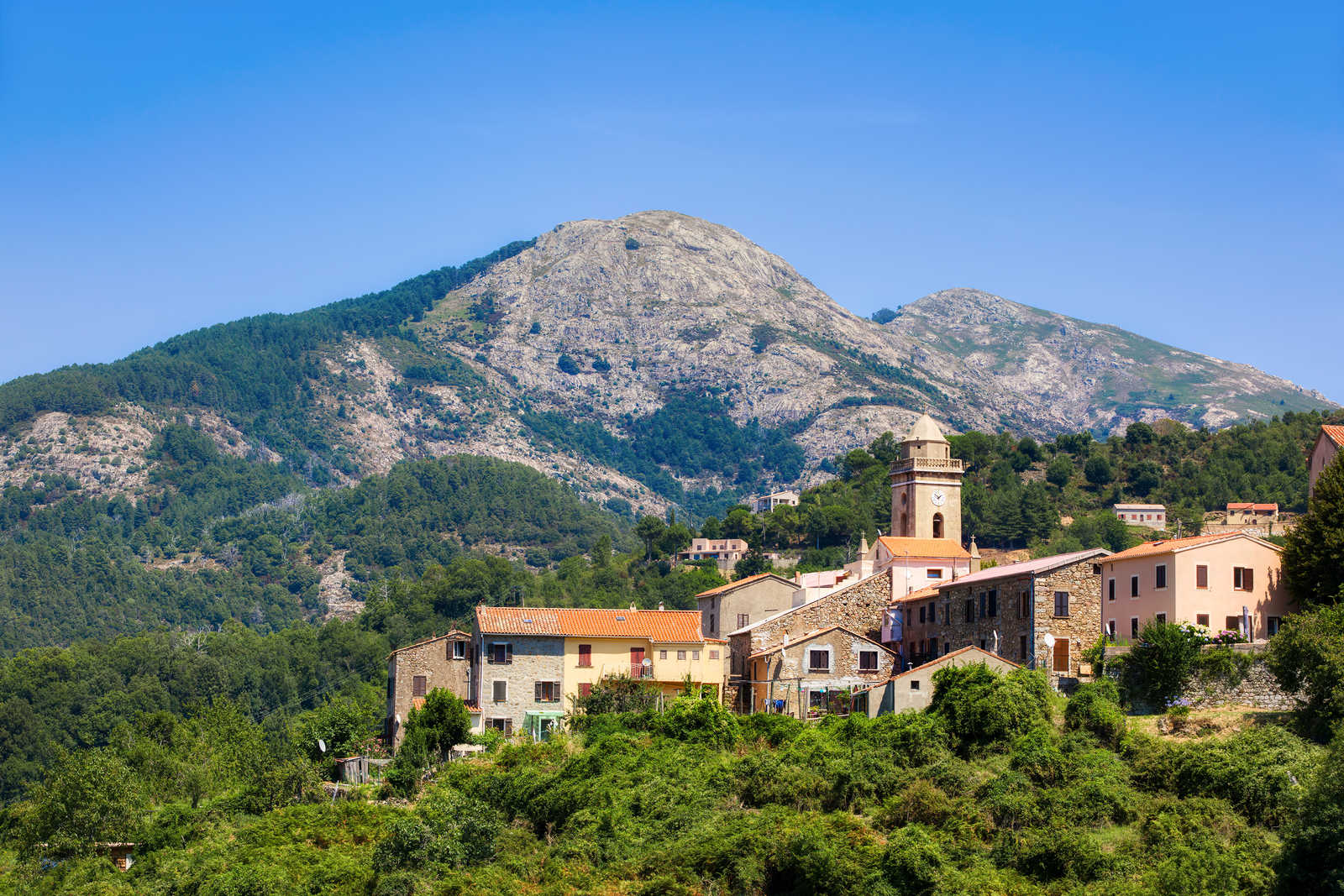 Randonnée vers le beau village perché de Marignana, Corse © Rolf Adobe