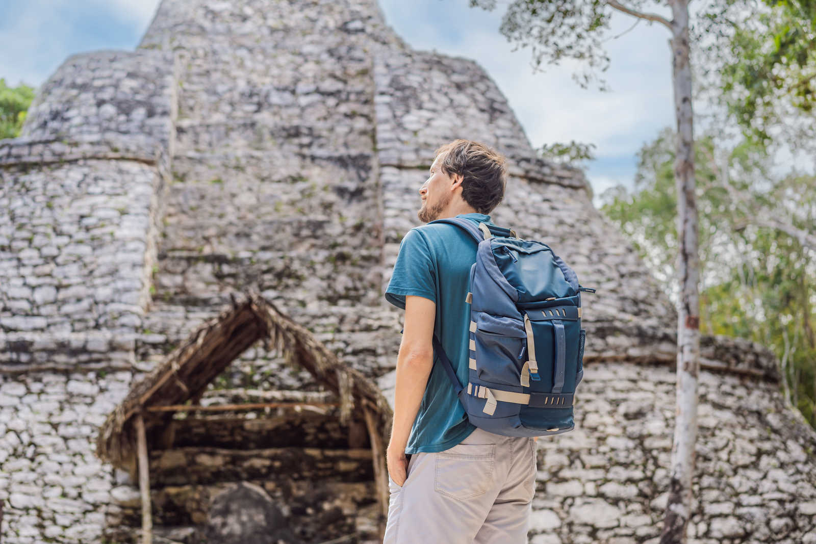 Randonneur à Coba dans une ancienne cité maya dans le Yucatan au Mexique © Galitskaya