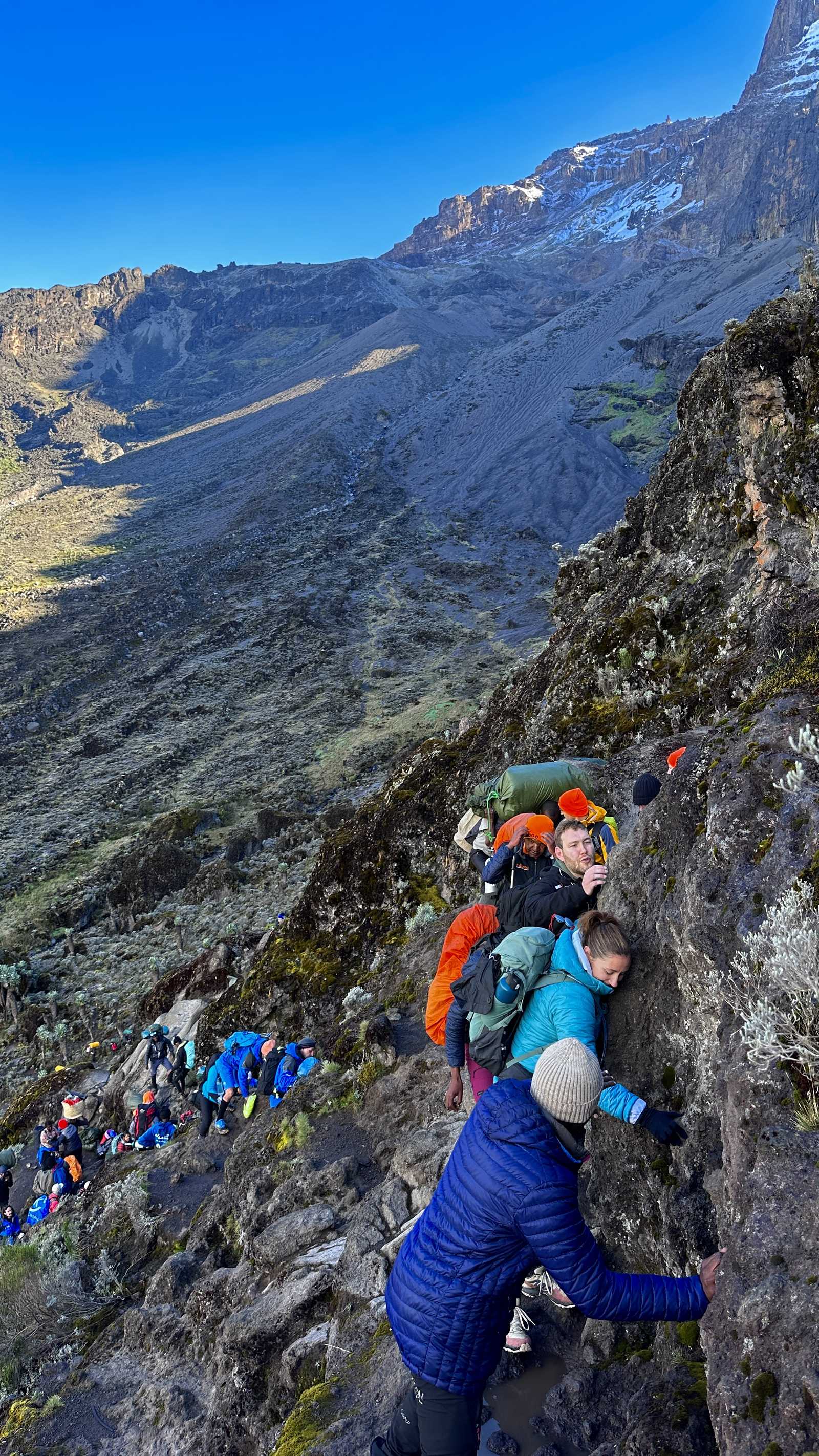 Randonneur au niveau du passage du "rocher bisous" lors de l'ascension du Kilimandjaro en Tanzanie © Perrin Kalani