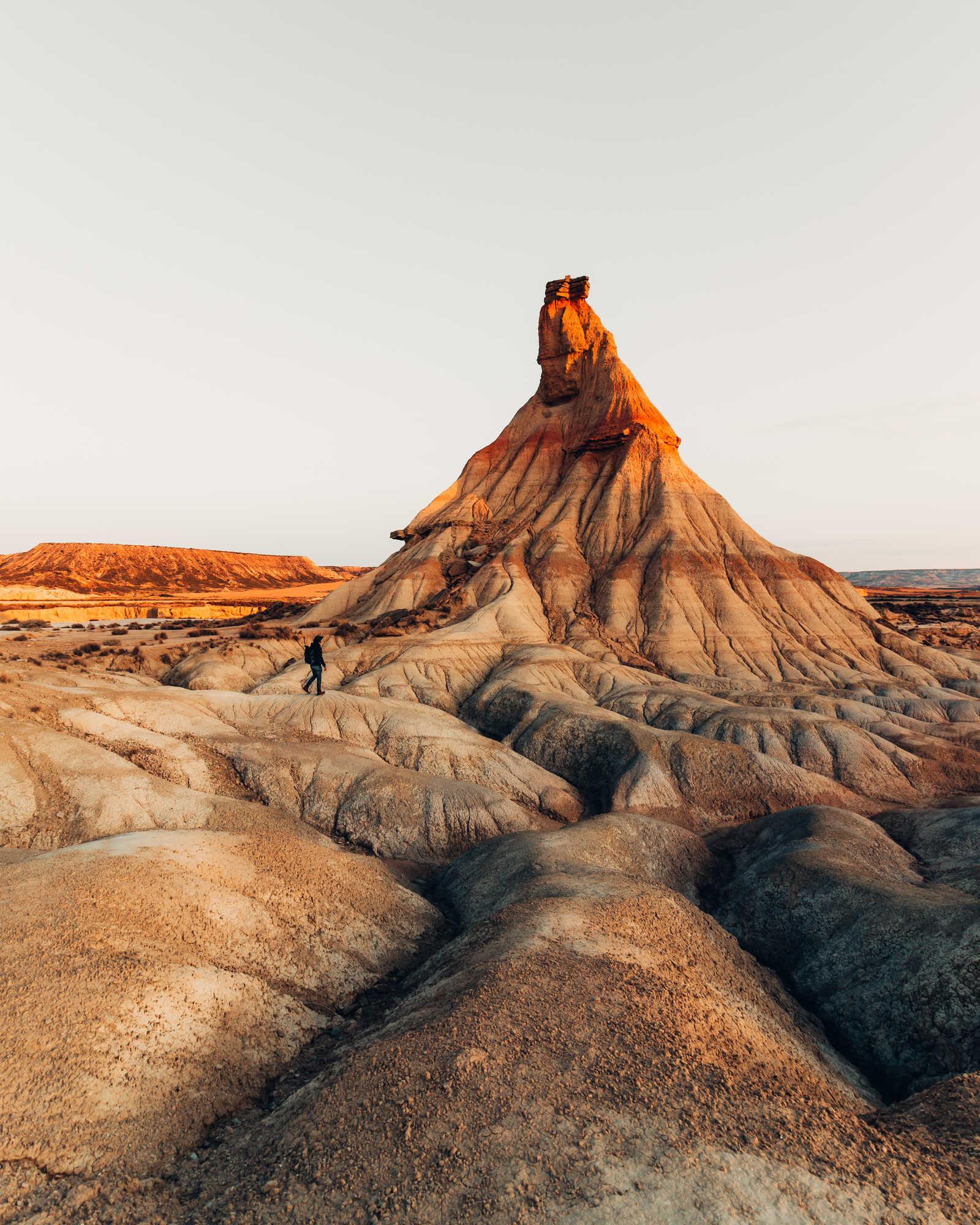Randonneur dans le désert des Bardenas Reales en Espagne © Luis Fabio