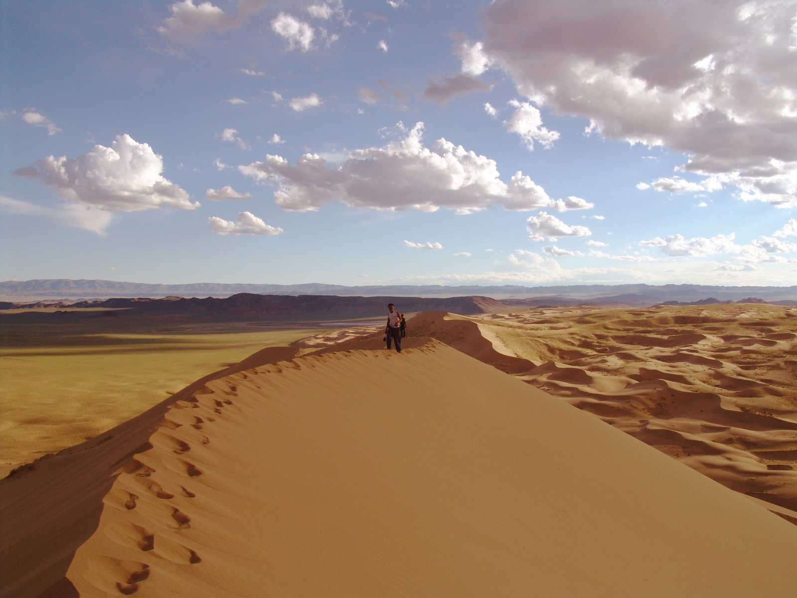 randonneur dans un désert en Mongolie © Girafoto Geoffray