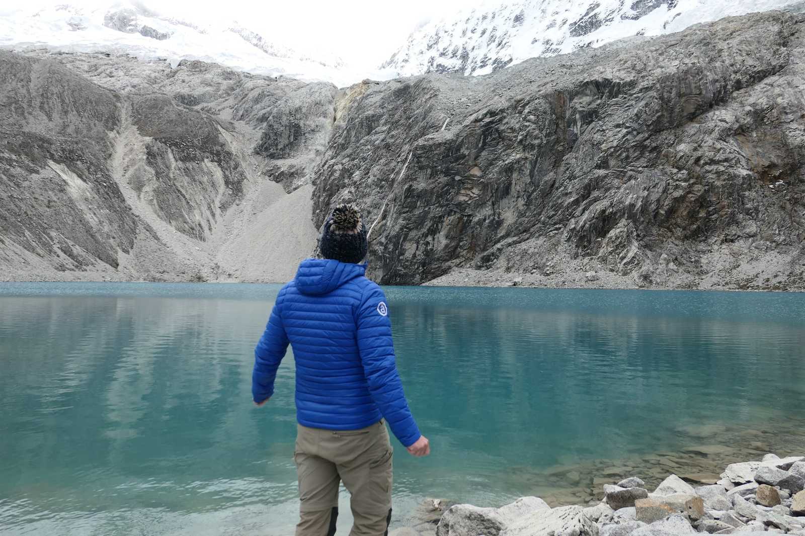 randonneur devant la Cordillère Huayhuash au Pérou © Altai Travel