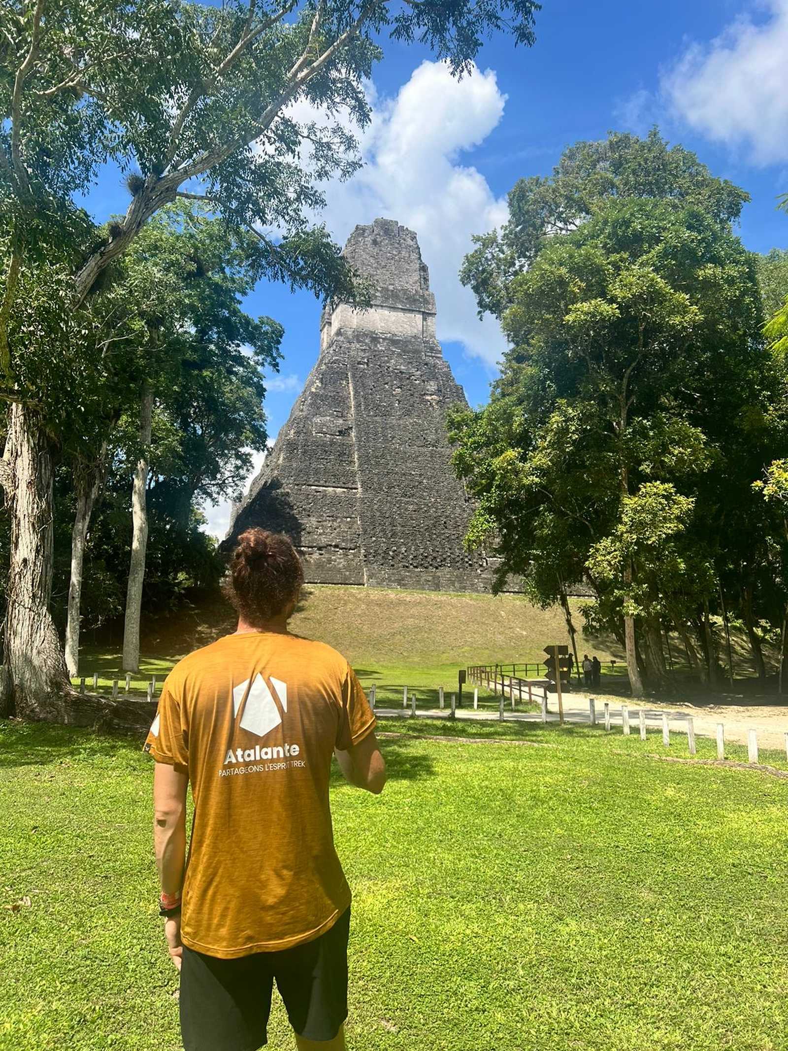 Randonneur devant le Temple Tikal au Guatemala © Badufle Paulin