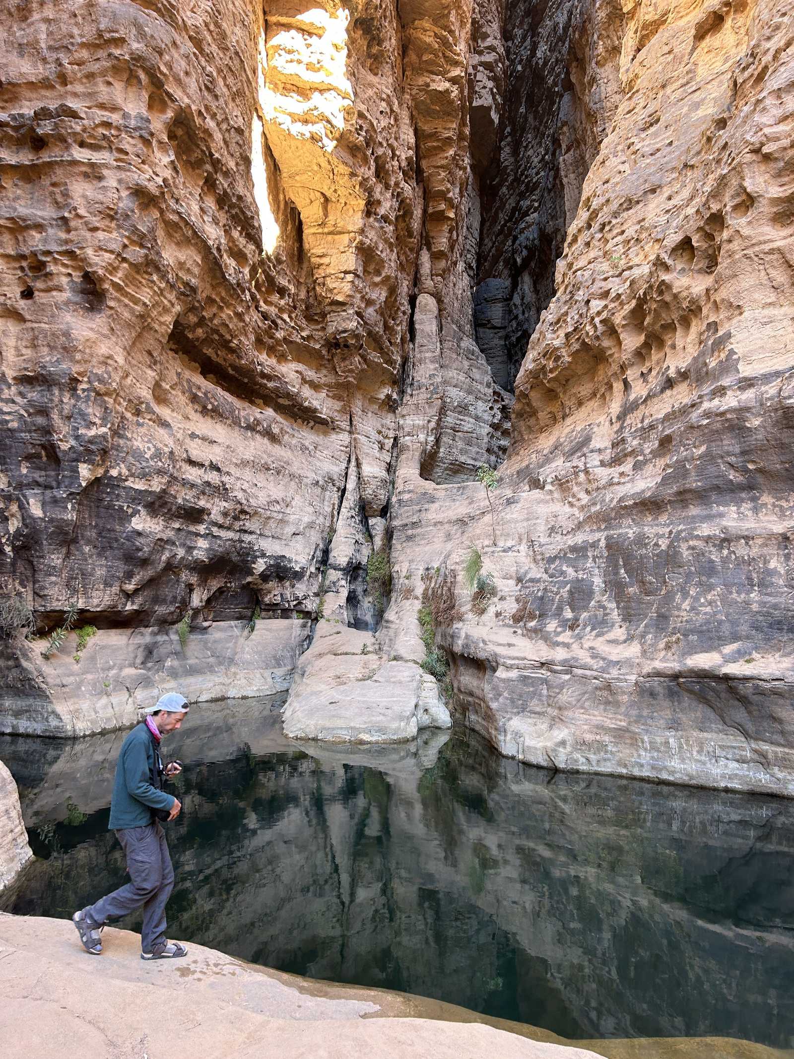 Randonneur devant une vasque d'eau dans le Tassili N'Ajjer en Algérie © Dufy Caroline