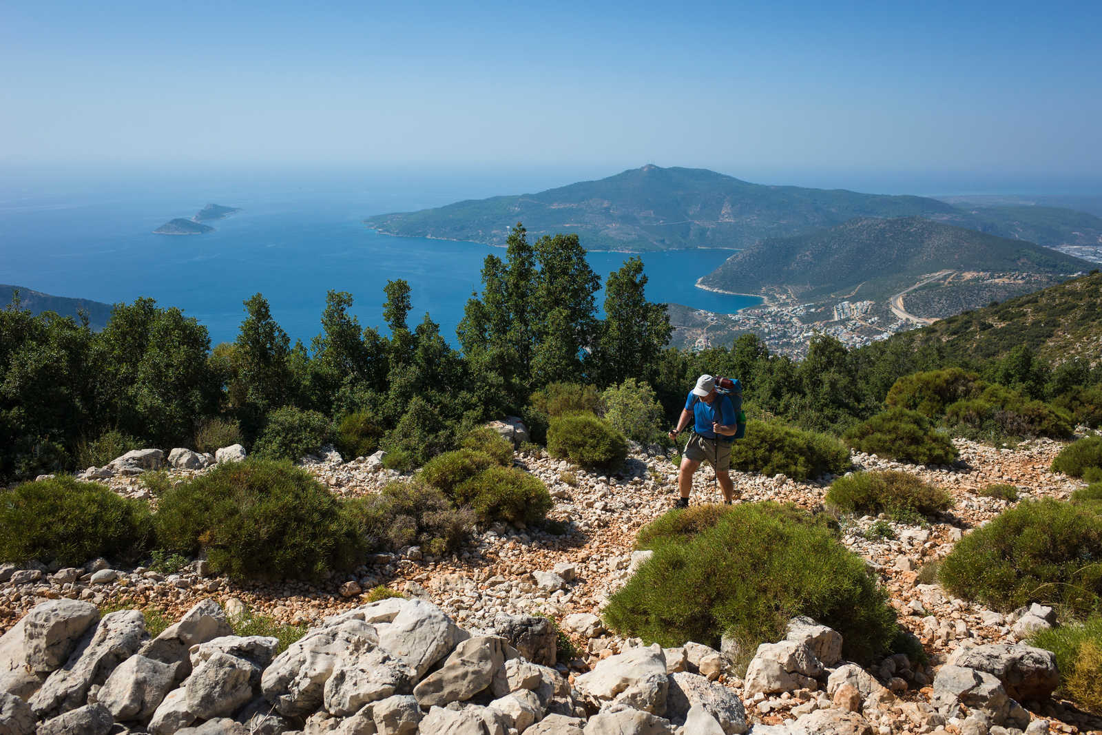 Randonneur sur le sentier de la voie Lycienne, côte lycienne, Turquie © Art_Of_Line