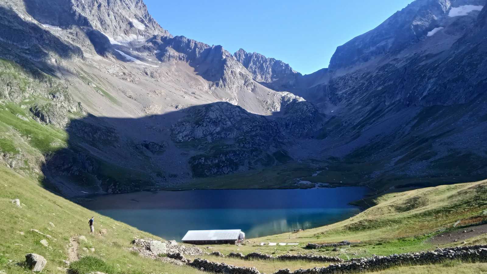 Randonneur sur le Tour des Ecrins, Alpes du sud © Barbibouille