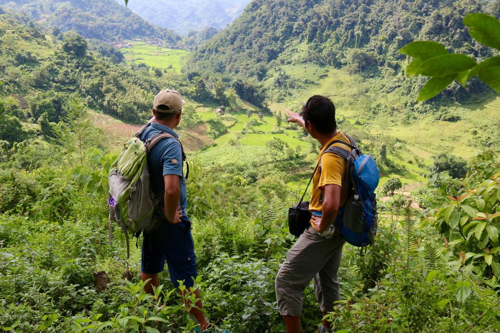 Randonneurs admirant la vue sur les rizières de Ha Giang au Vietnam © Shakya Rajeev
