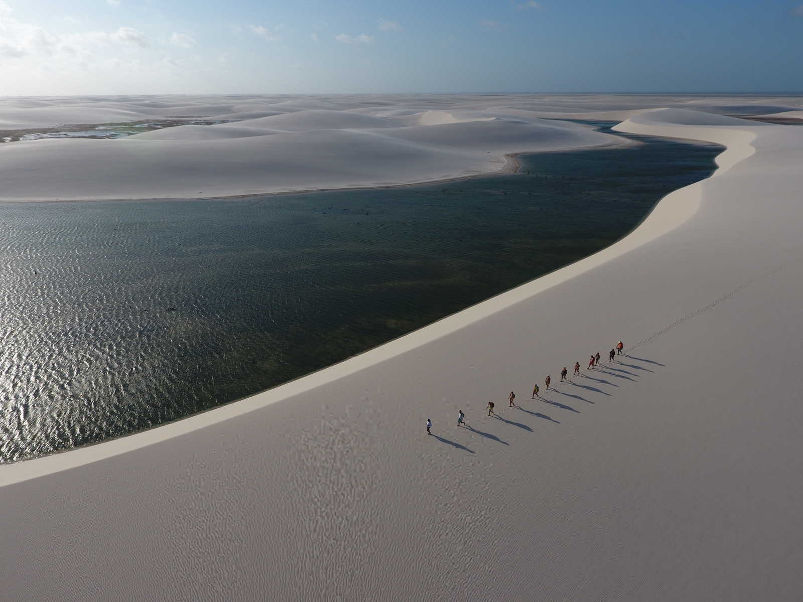Randonneurs aux Lençois Maranhenses © I. Fabre