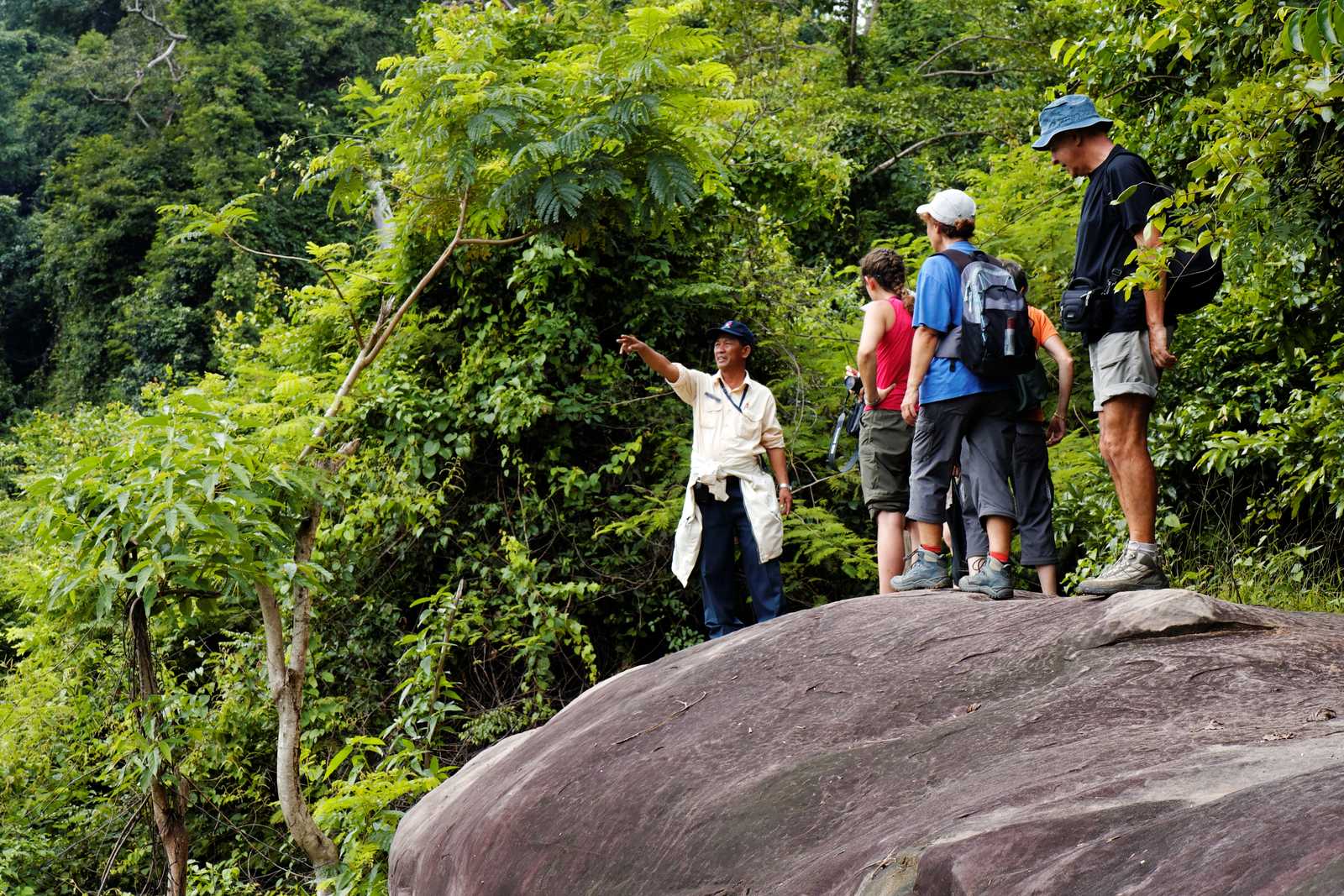 randonneurs avec un guide au Cambodge © G. ROHART
