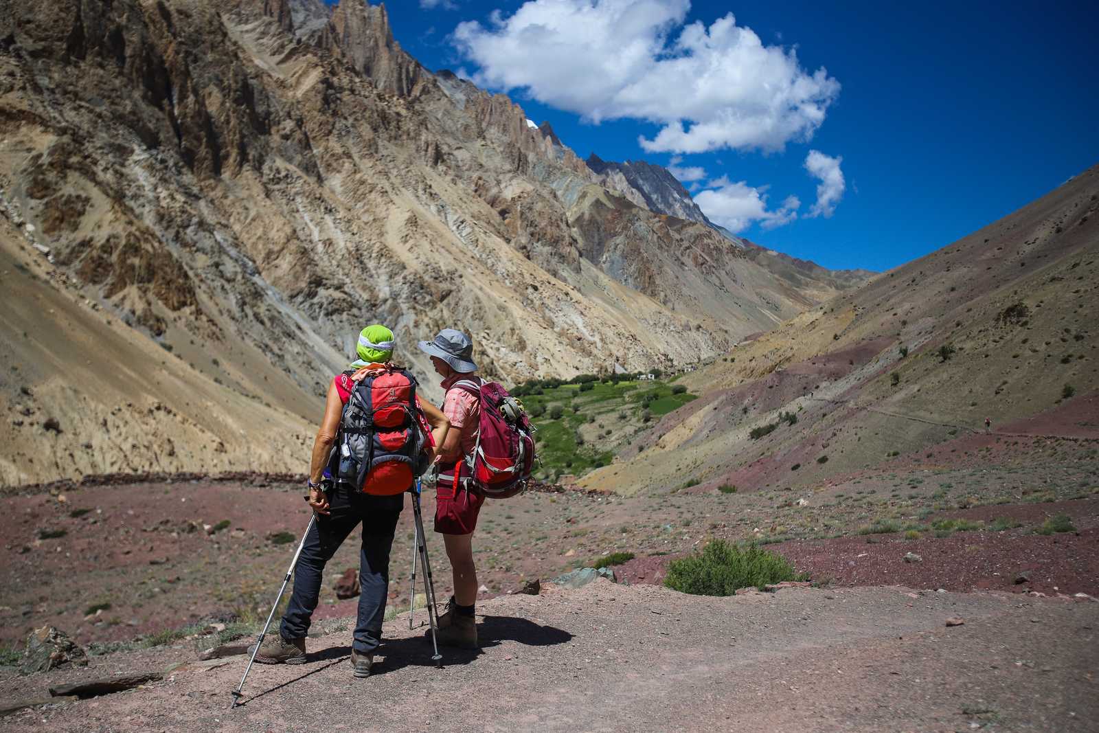 Randonneurs dans la vallée de Sumda au Ladakh en Inde Himalayenne © Portier Rémi