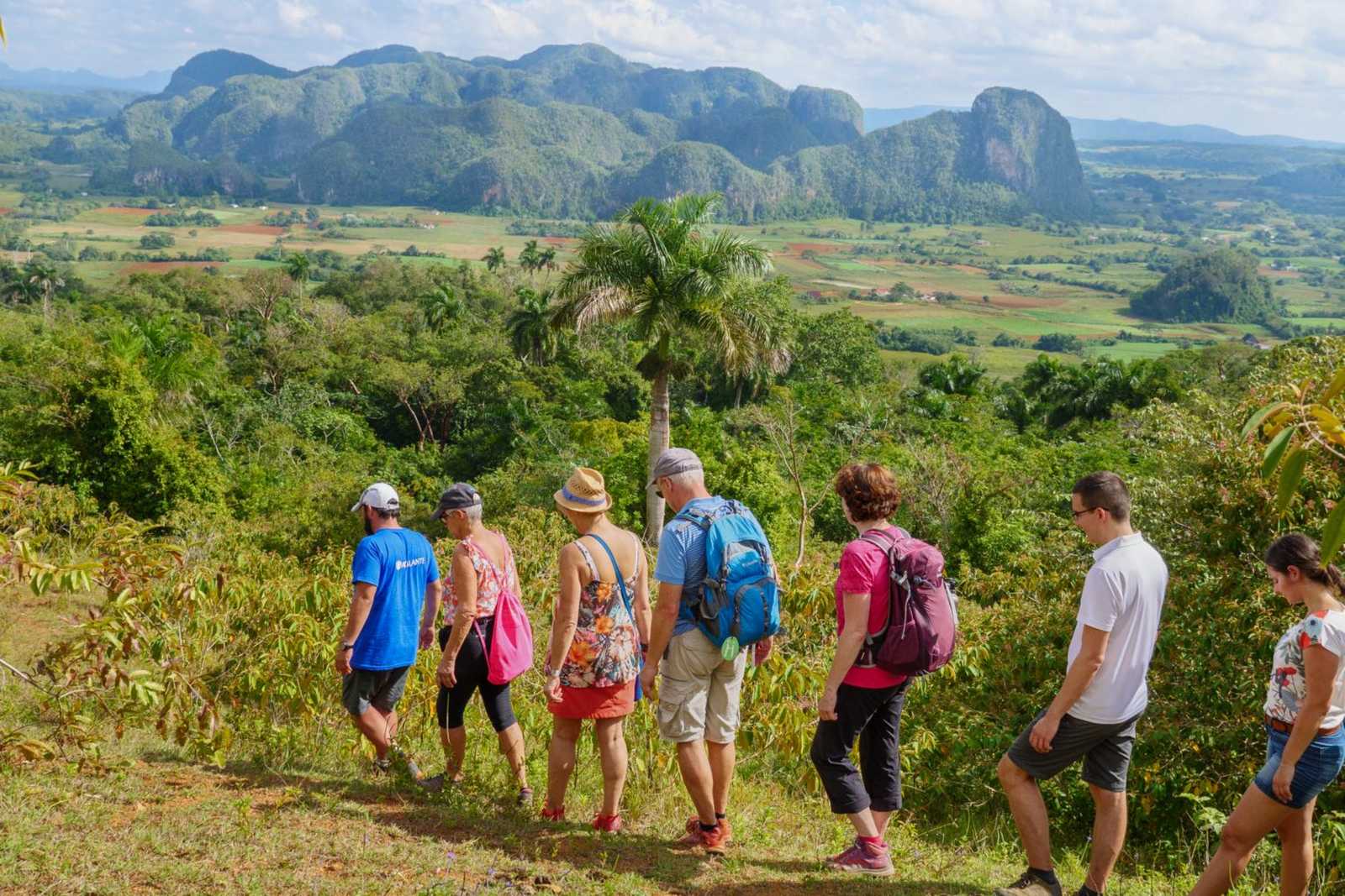 Randonneurs dans la vallée de Viñales avec vue sur les mogotes © Sinssaine Bertrand