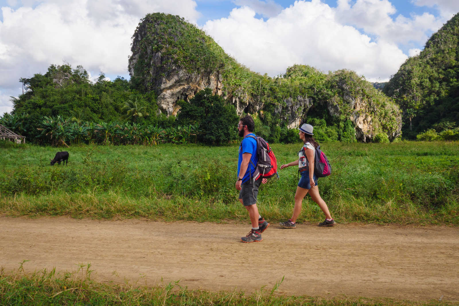 Randonneurs dans la vallée de Vinales © Sinssaine Bertrand