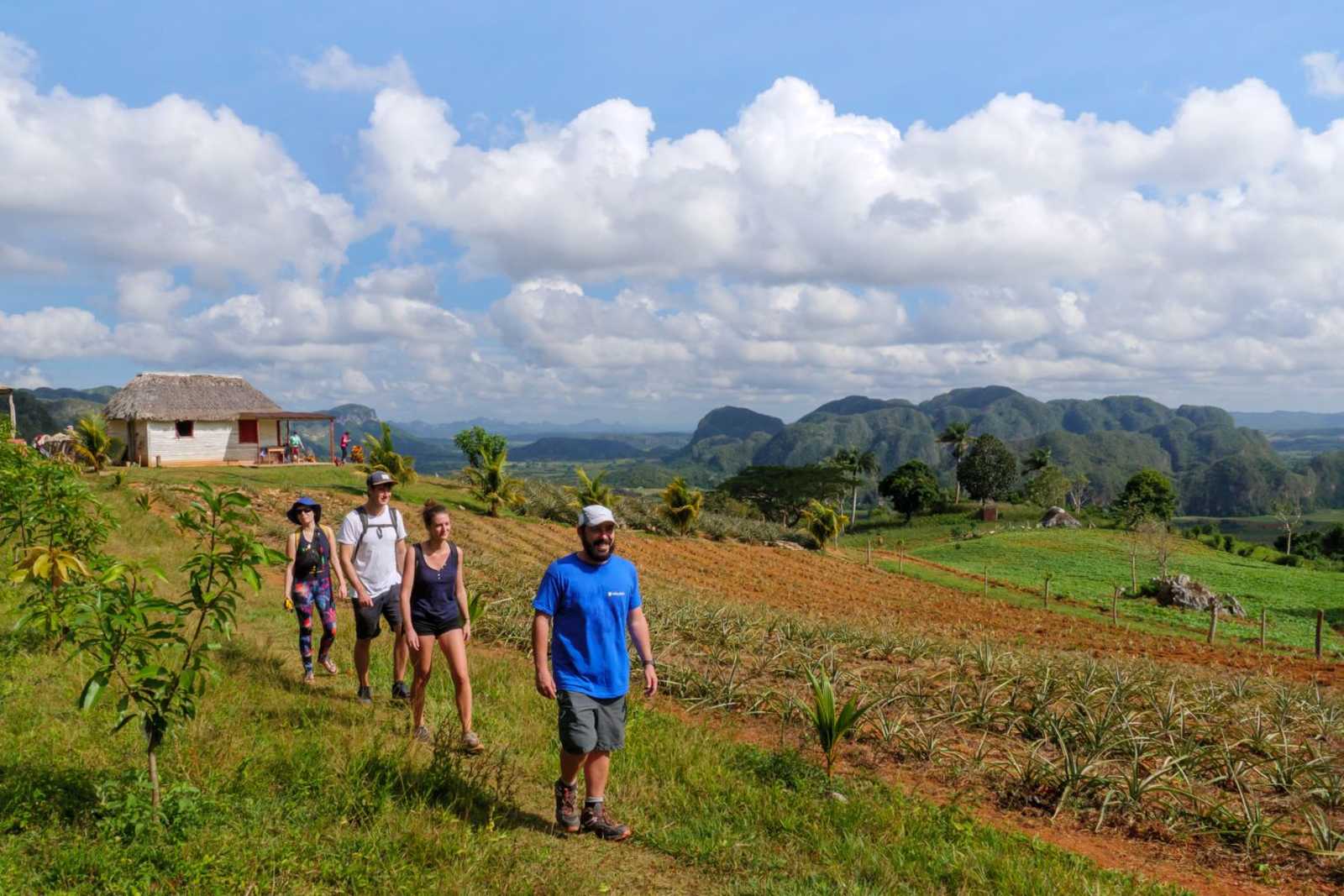Randonneurs dans la vallée de Vinales © Sinssaine Bertrand