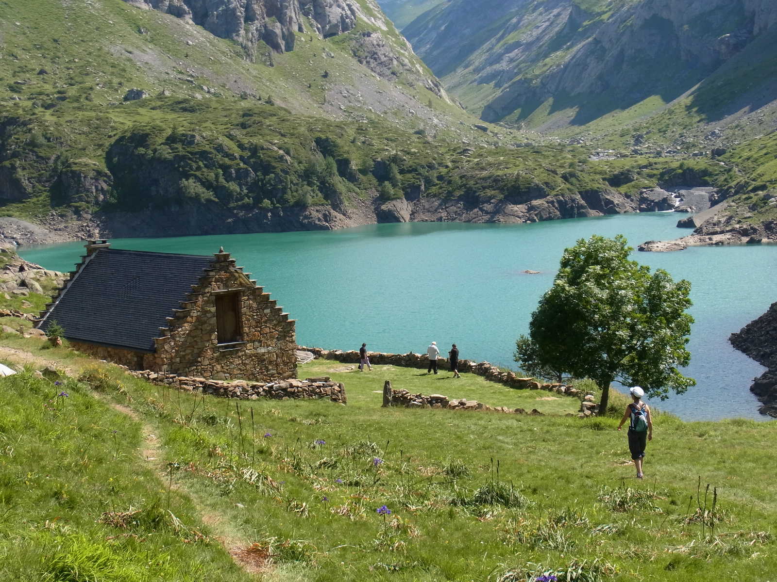 Randonneurs dans le cirque d'Estaubé,  Hautes-Pyrénées © La Balaguère