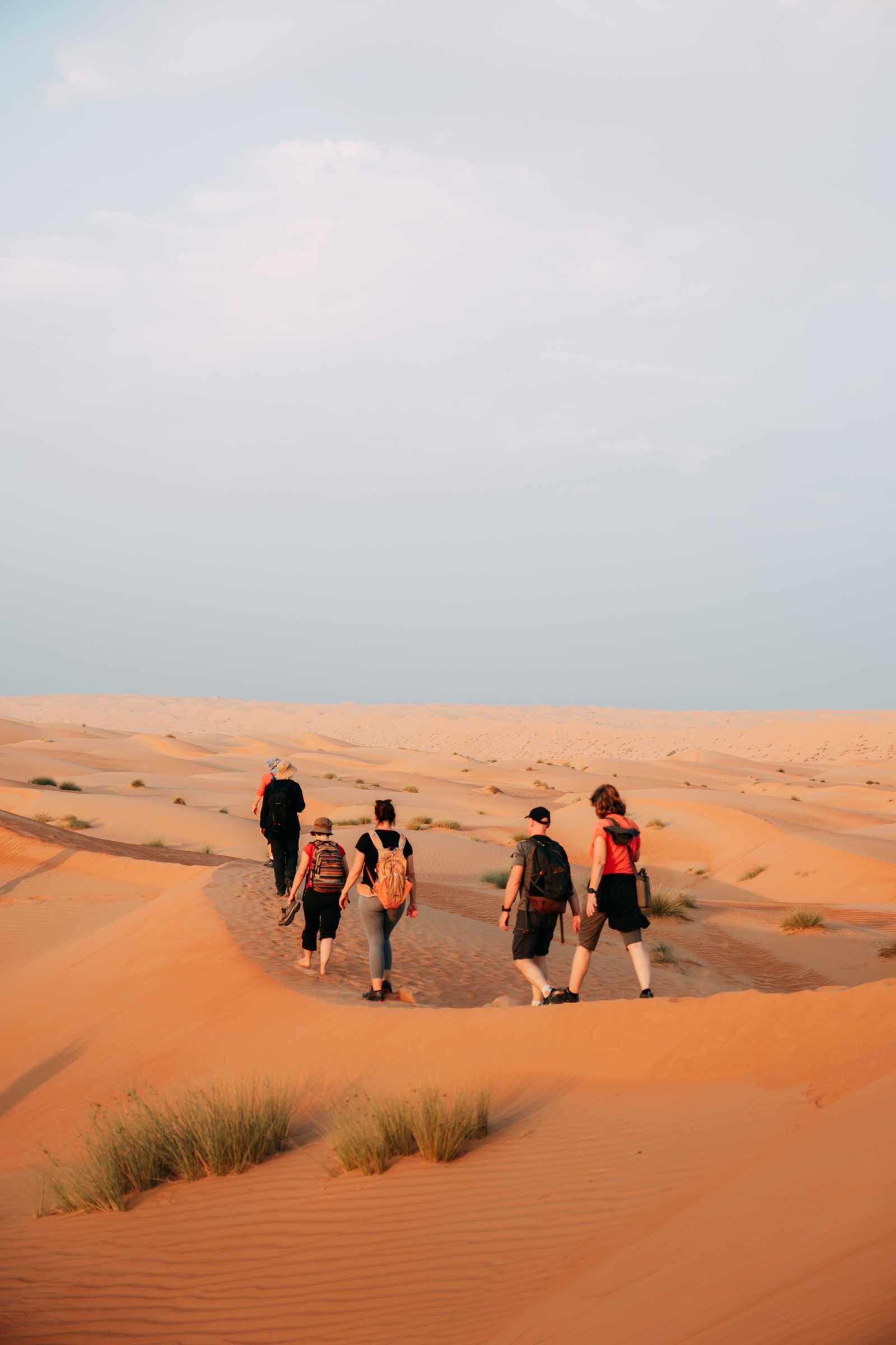 Randonneurs  dans le désert de Wahiba Sand à Oman © Onelifeurs