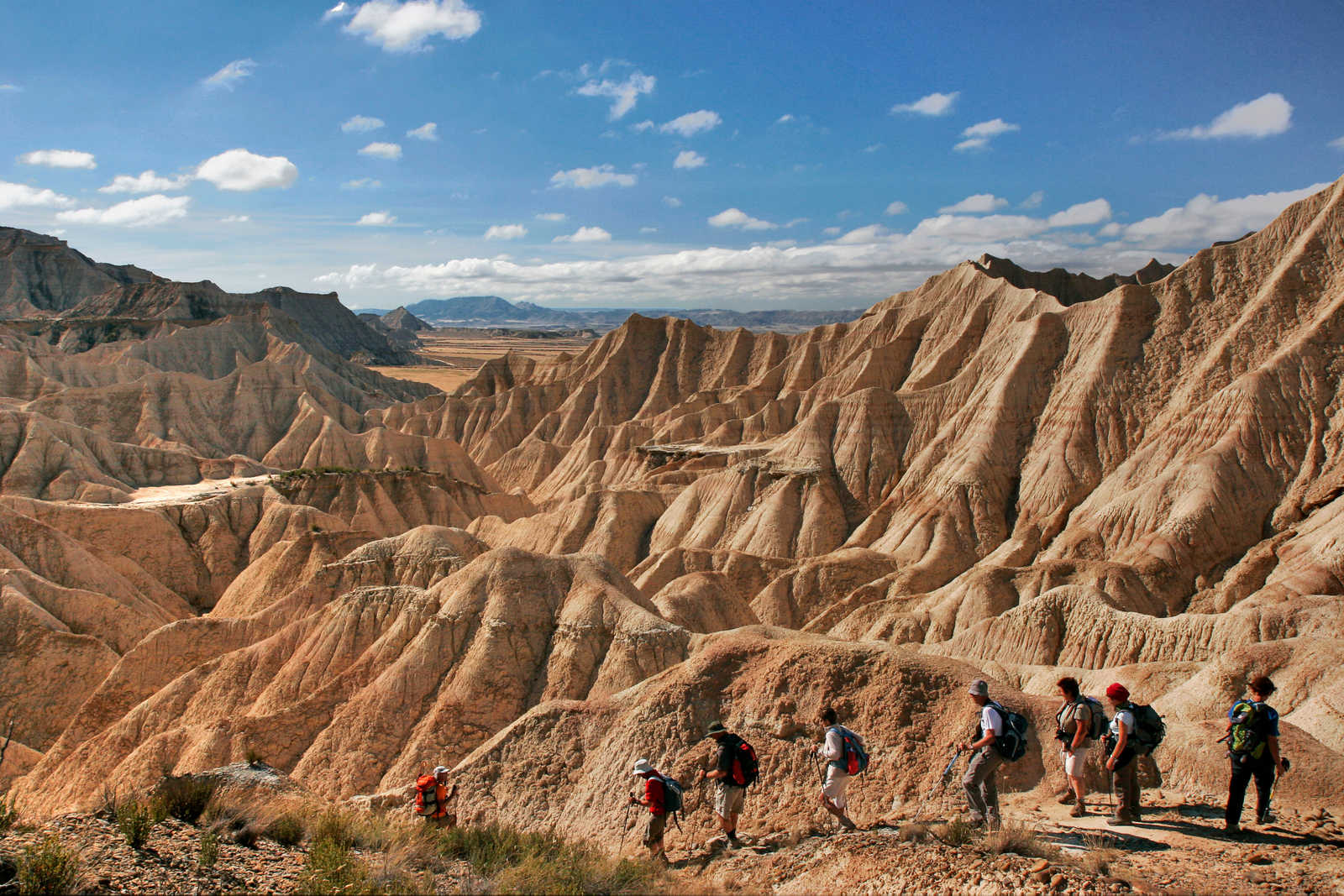 Randonneurs dans le désert des Bardenas, Espagne © Defay Gérard