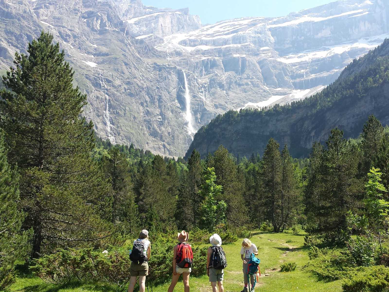 randonneurs dans le grand cirques pyrénéens dans les Pyrénées © A. BARICHELLO