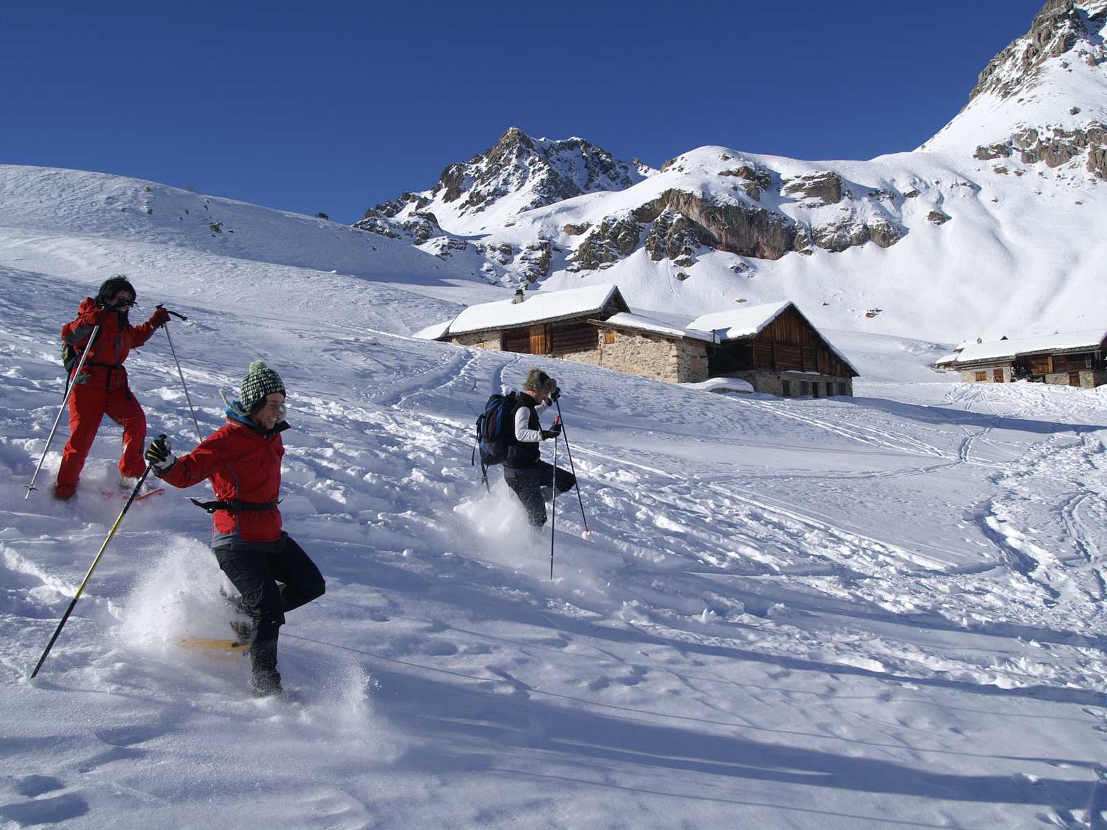 Randonneurs dans le Queyras en Hiver dans les Alpes en France © Destination Queyras