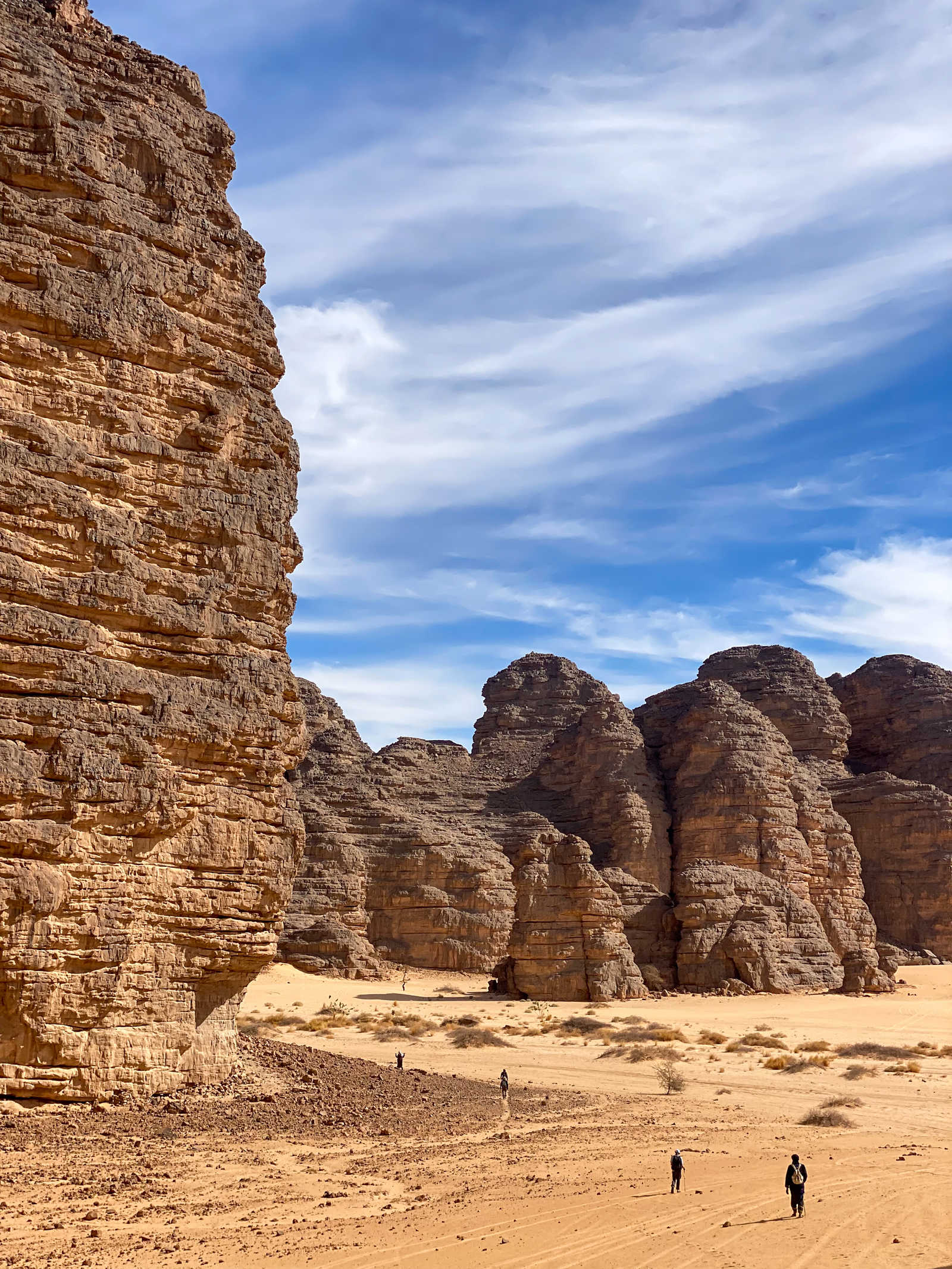 Randonneurs dans le Sahara entre Essendilène et Djanet en Algérie © Ioan Benjamin